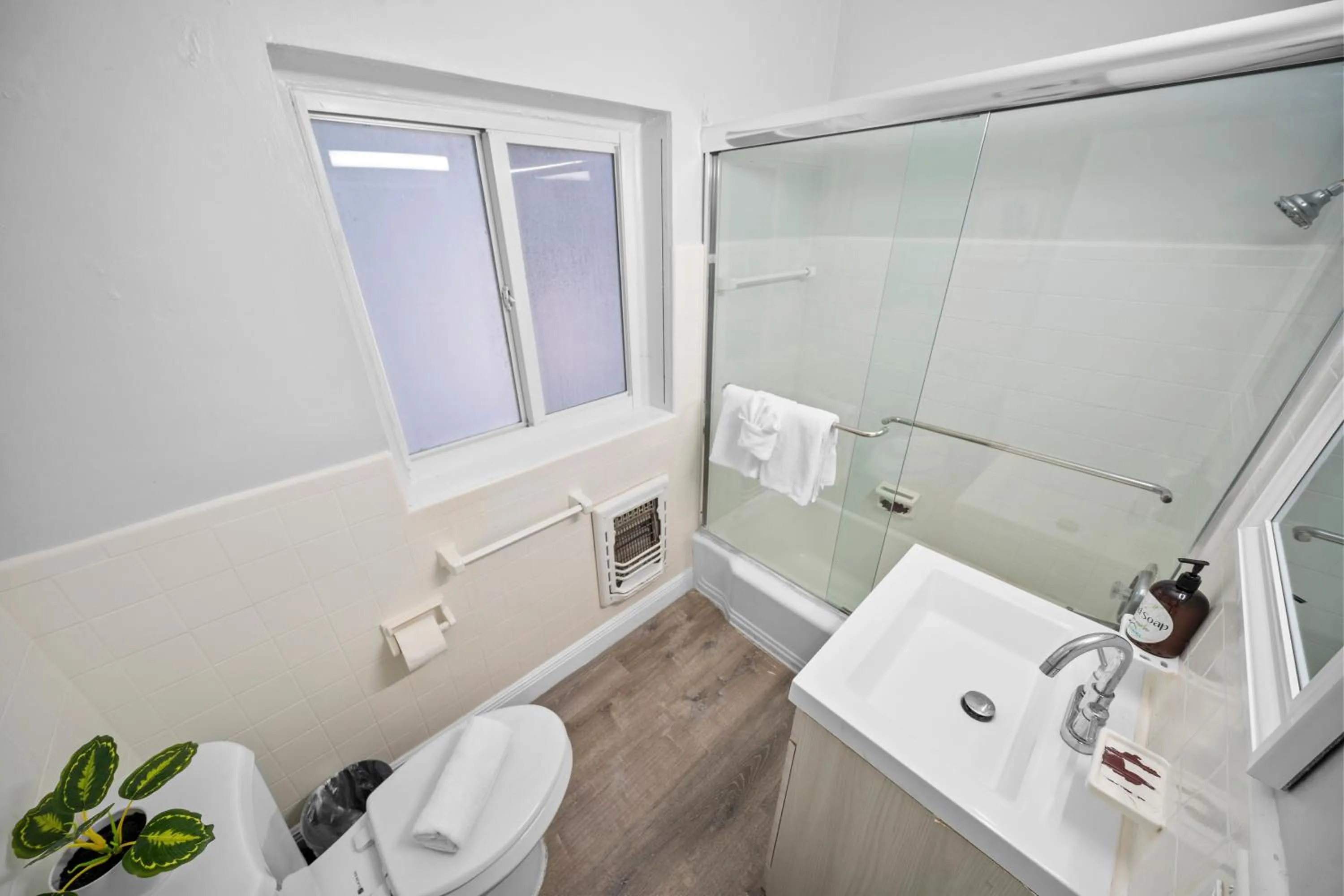 Shower in The Leeward Apartments By Lowkl