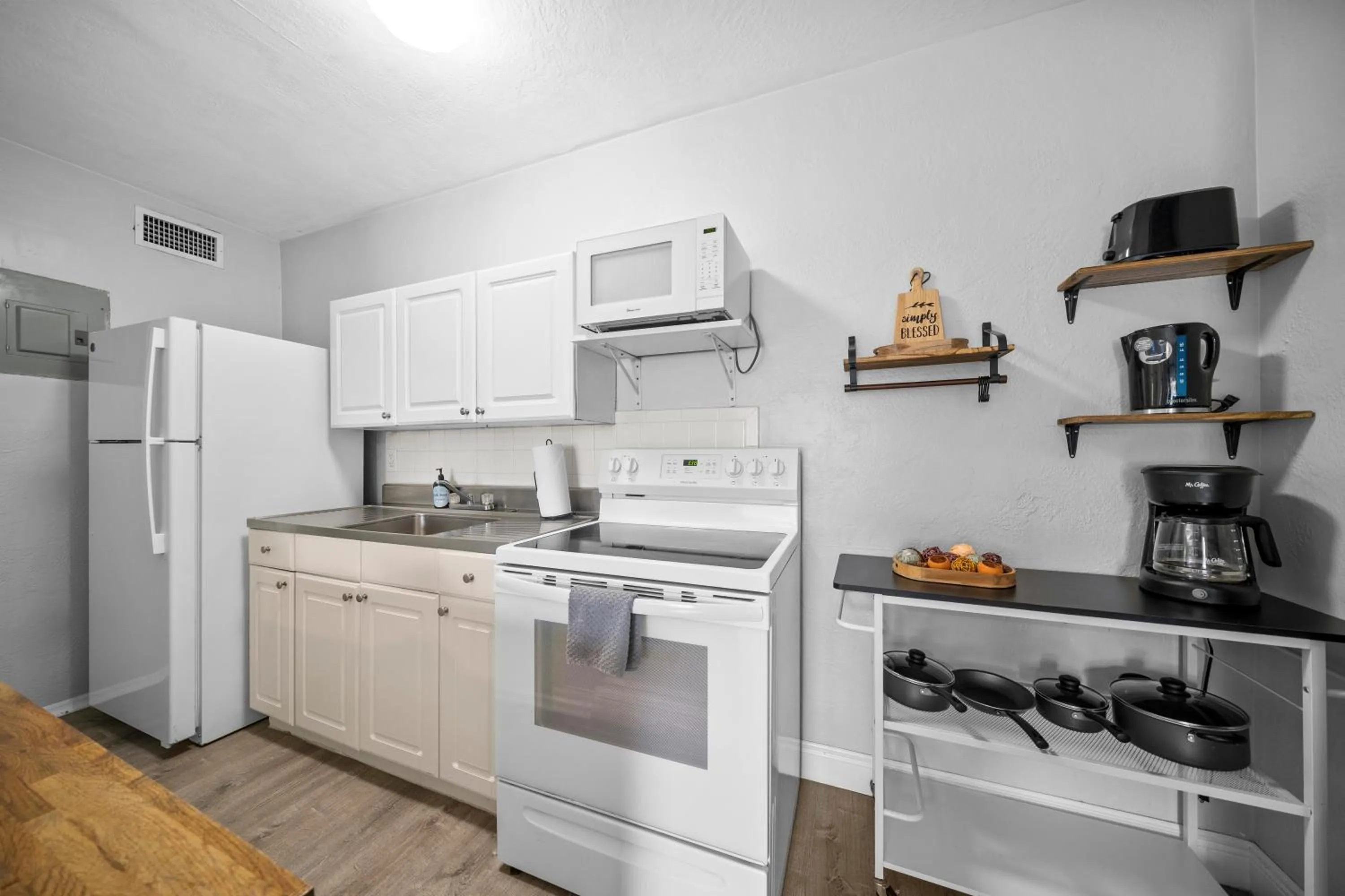 Kitchen or kitchenette in The Leeward Apartments By Lowkl