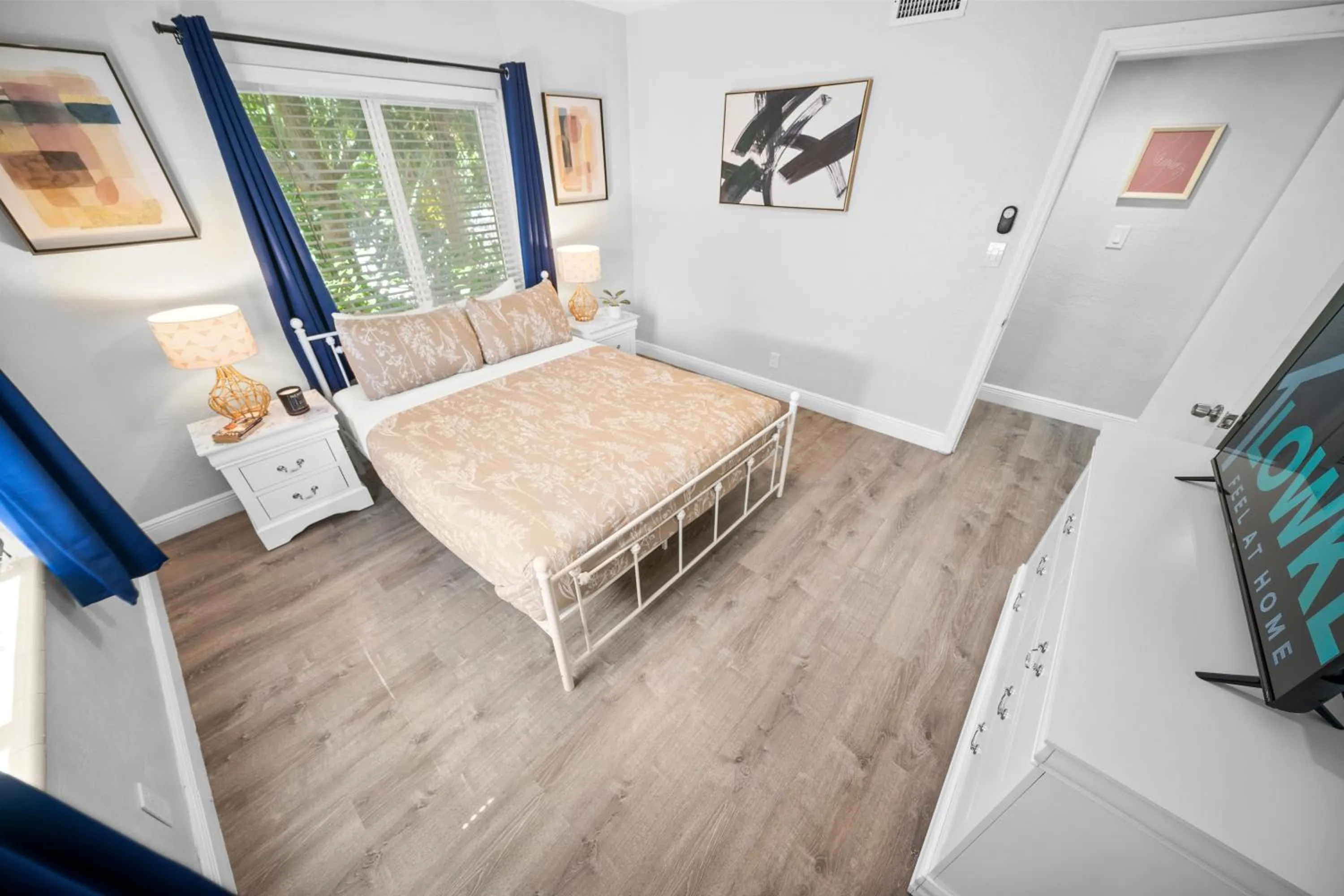 Bed in The Leeward Apartments By Lowkl