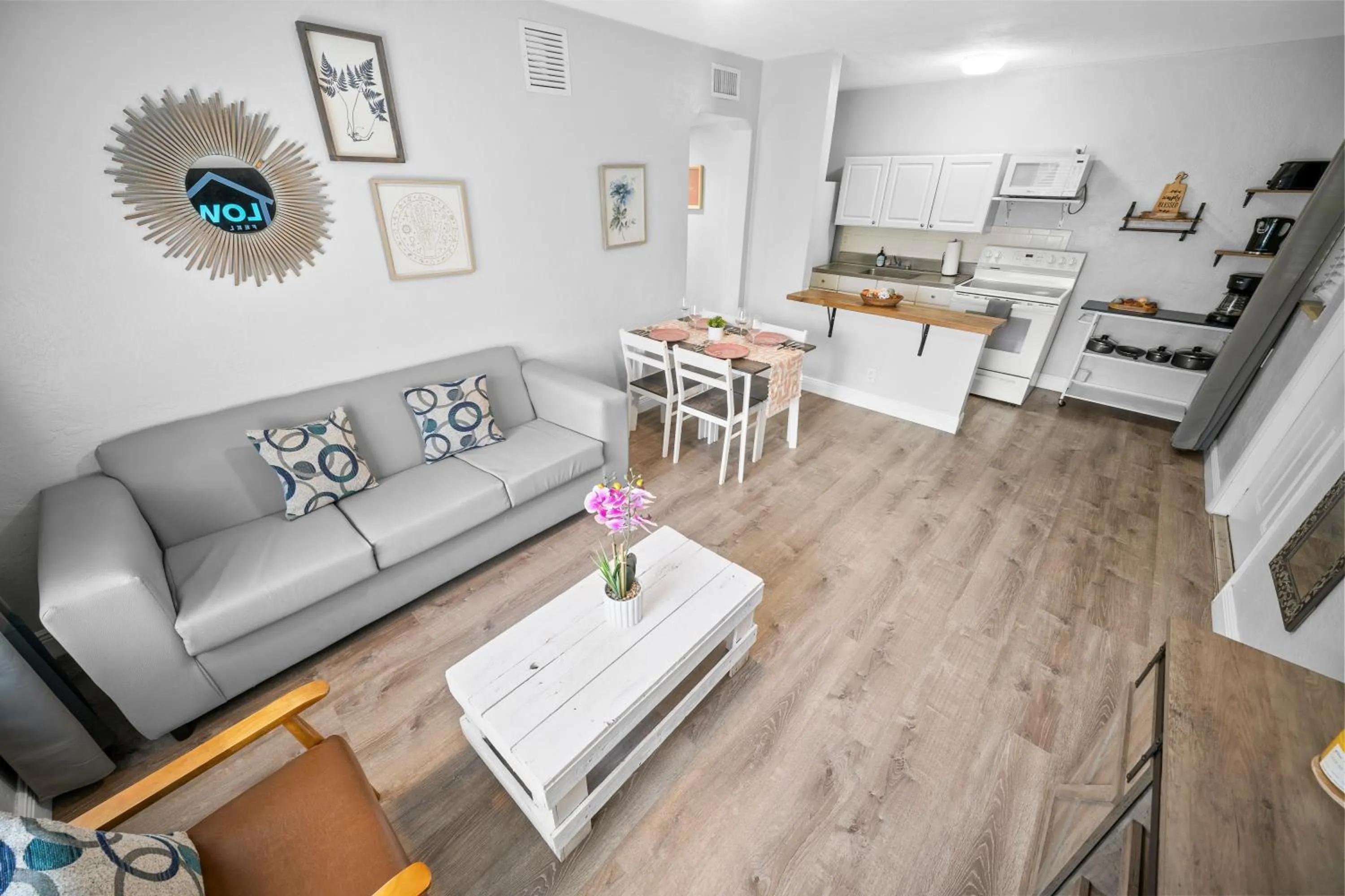 TV and multimedia in The Leeward Apartments By Lowkl