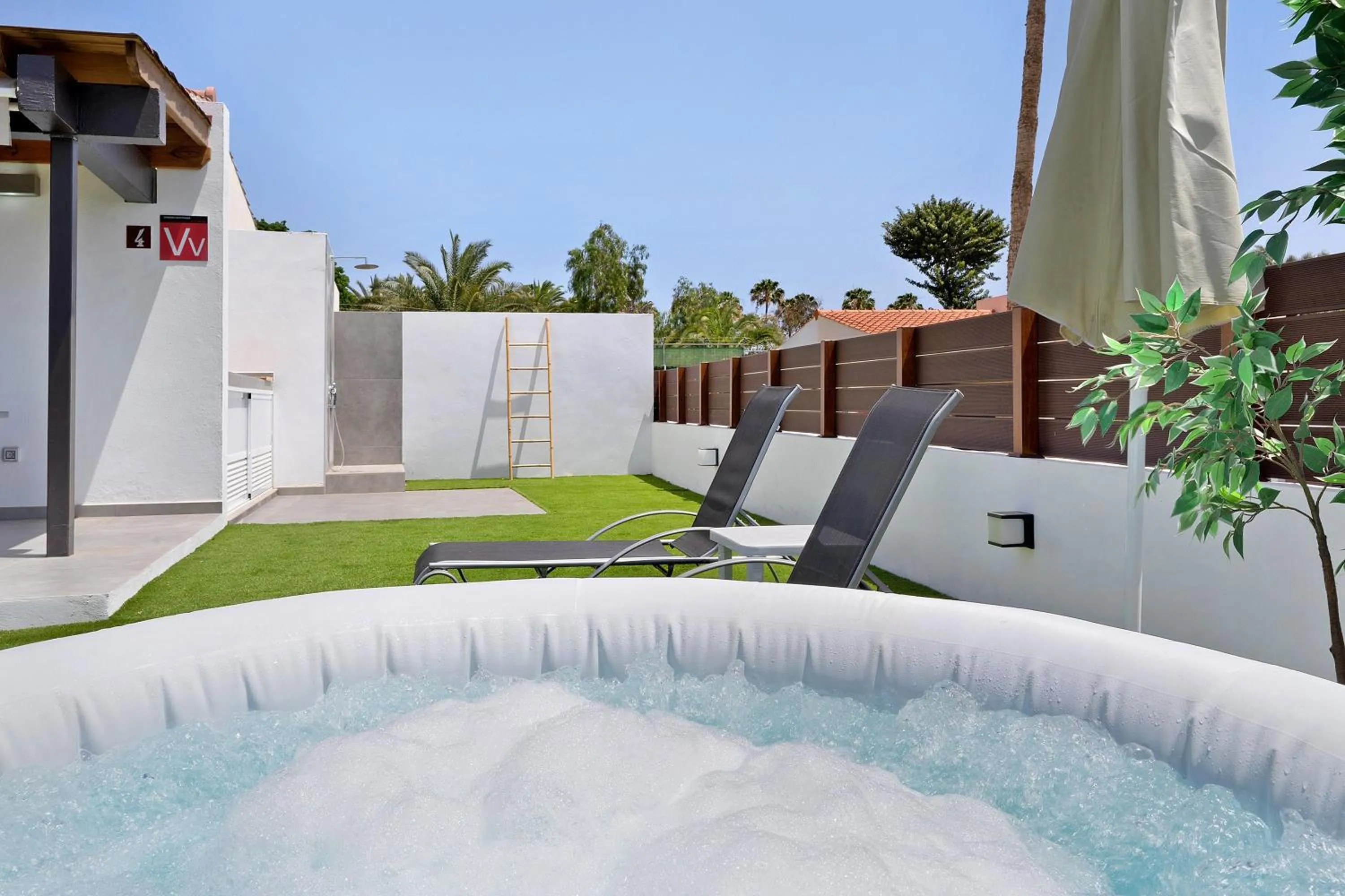 Property building in Casa Luna Kingbed and Jacuzzi