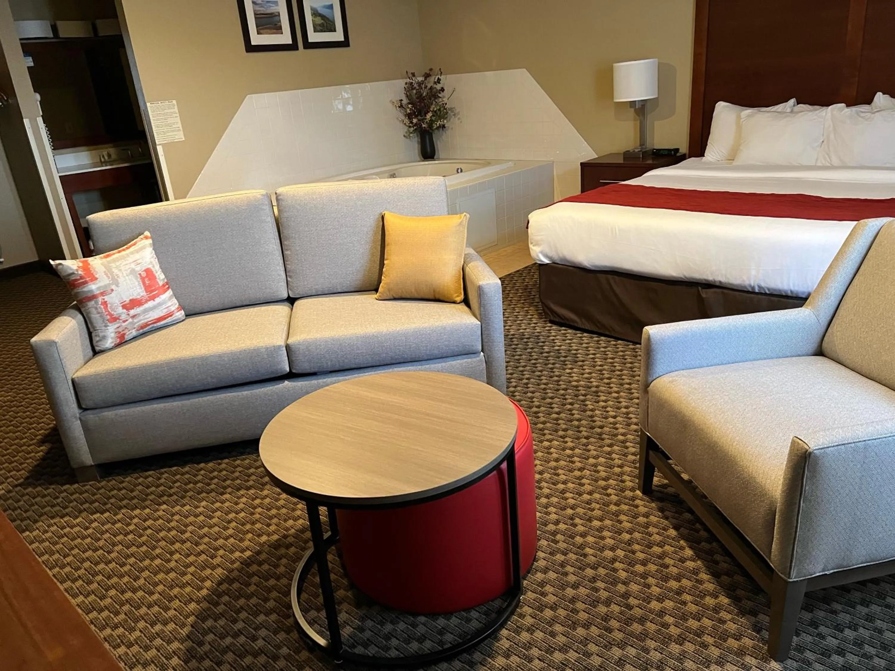Seating area, Bed in Comfort Inn
