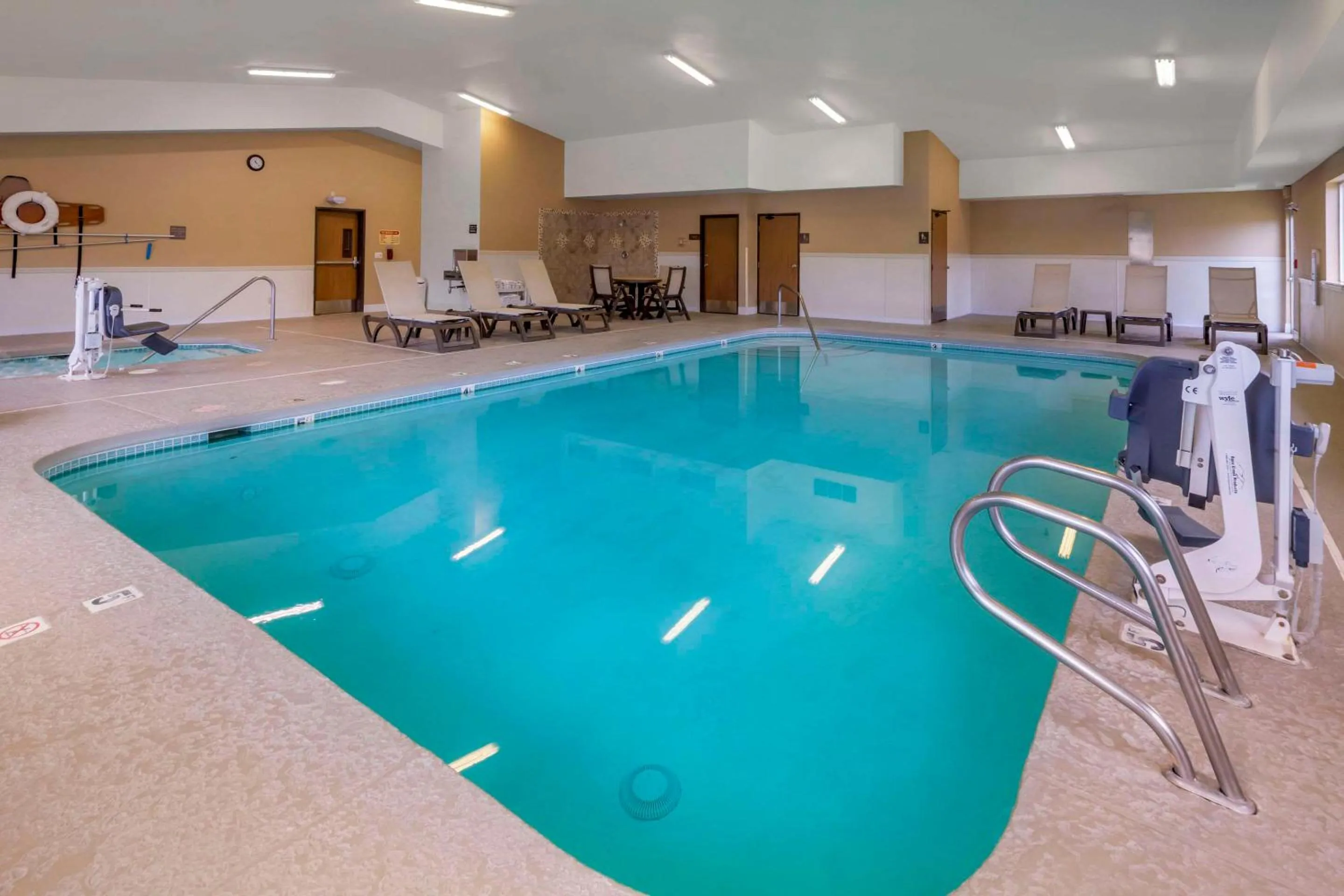 Swimming pool in Comfort Inn