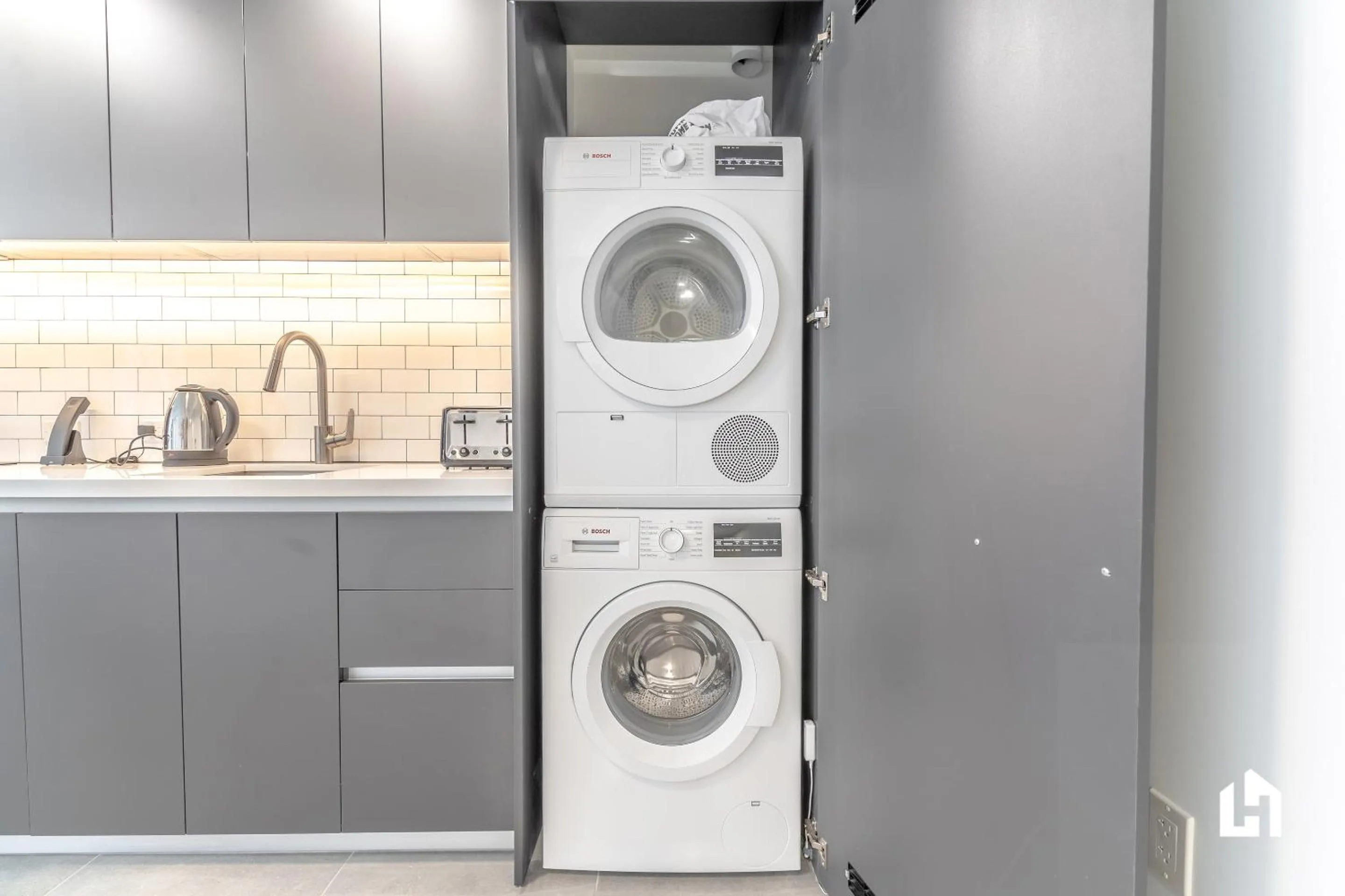 washing machine in Downtown Miami Condos by Lua Host