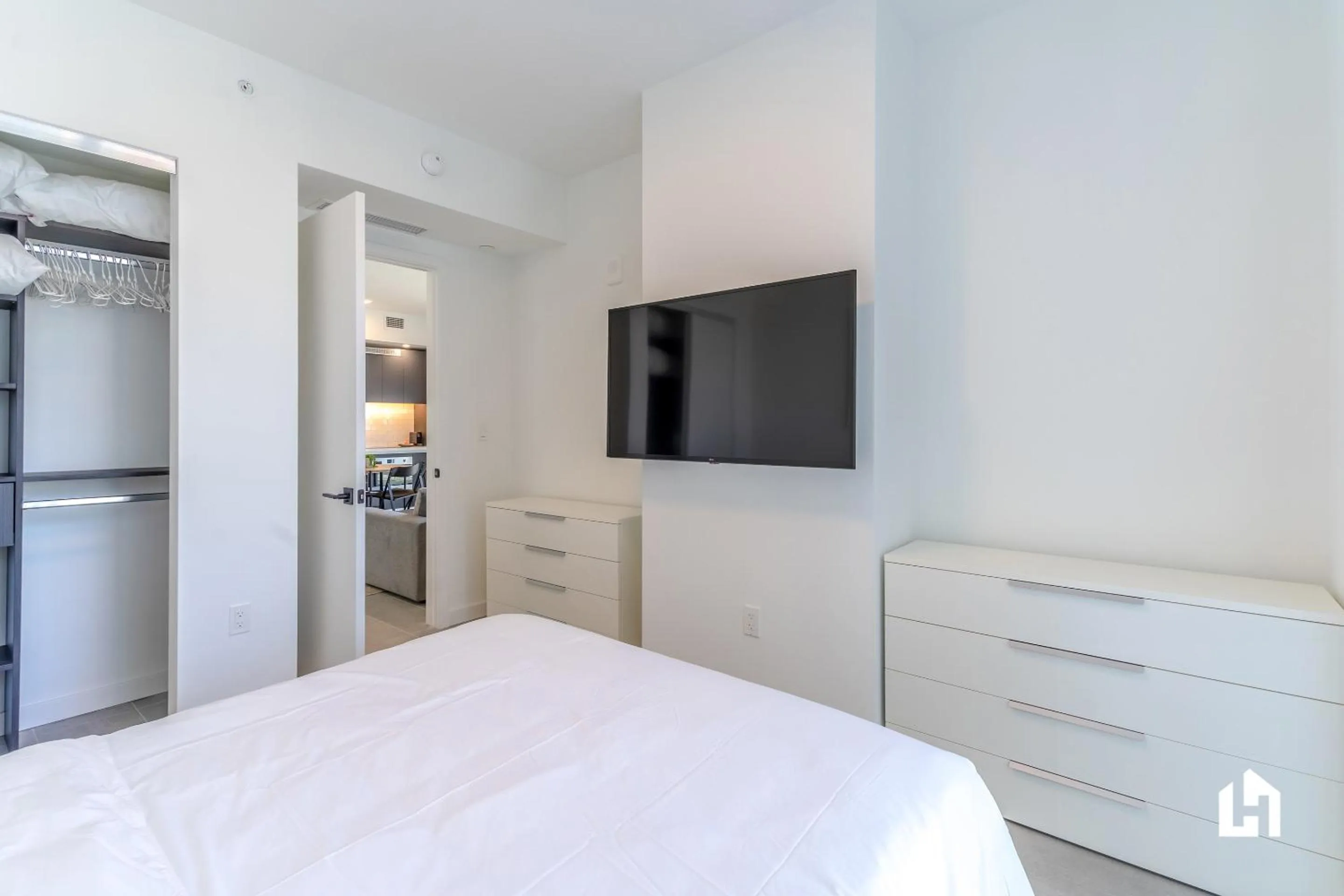 TV and multimedia, Bed in Downtown Miami Condos by Lua Host