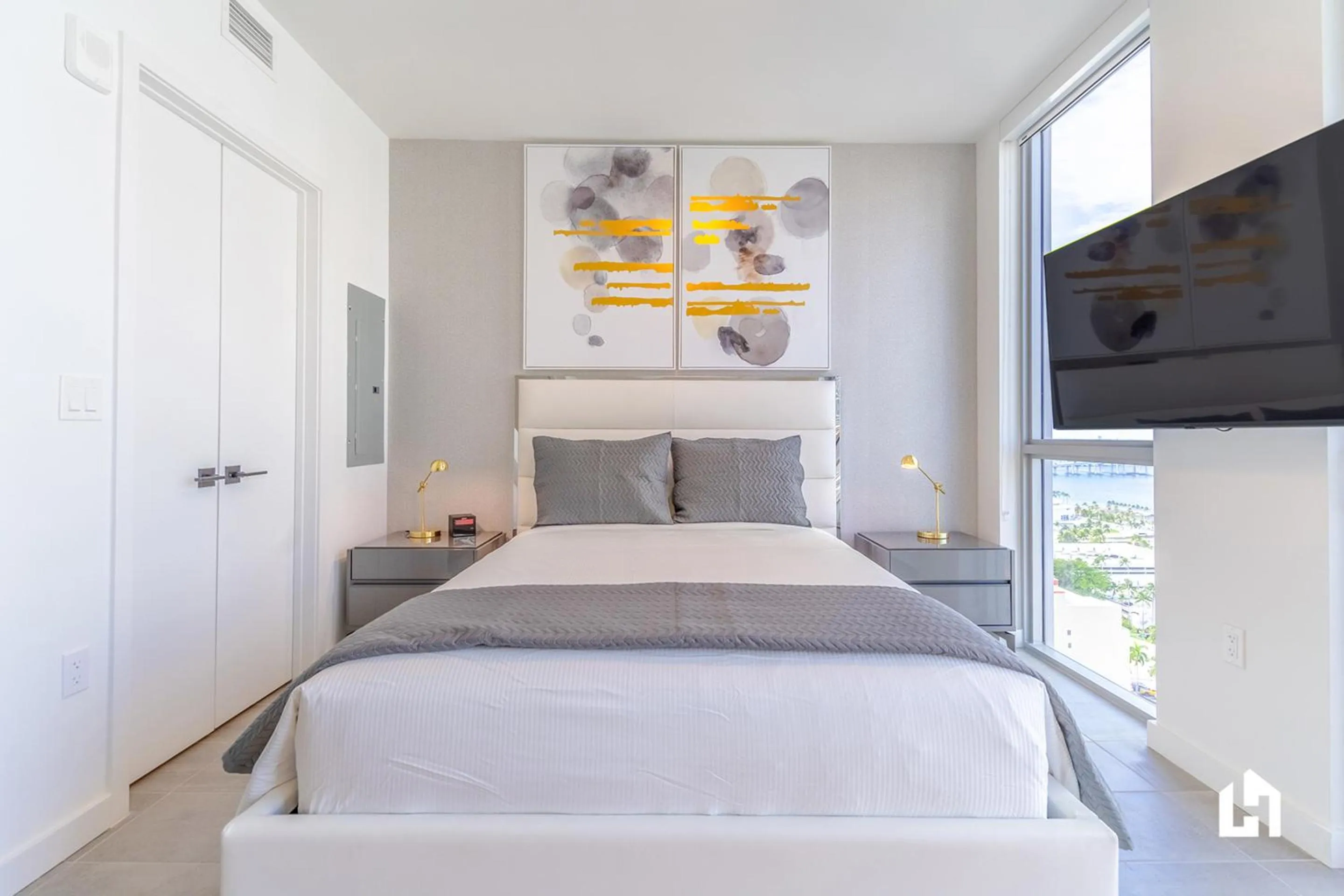 TV and multimedia, Bed in Downtown Miami Condos by Lua Host