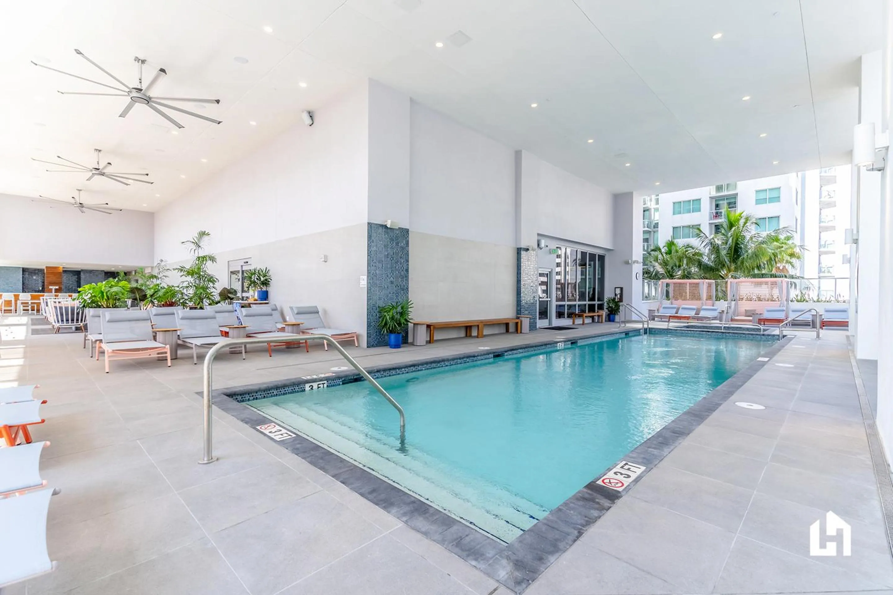 Swimming pool in Downtown Miami Condos by Lua Host