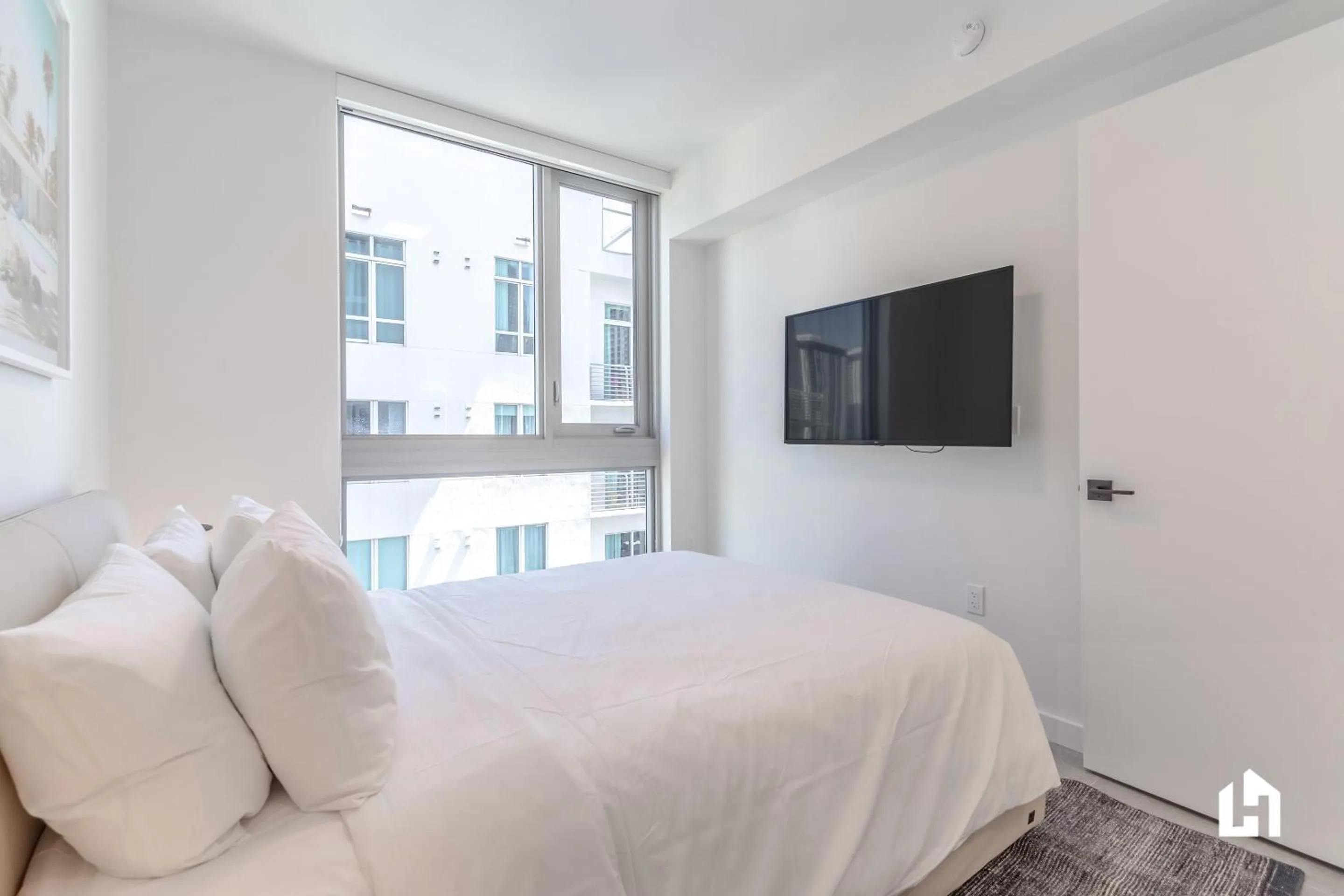 Bed in Downtown Miami Condos by Lua Host