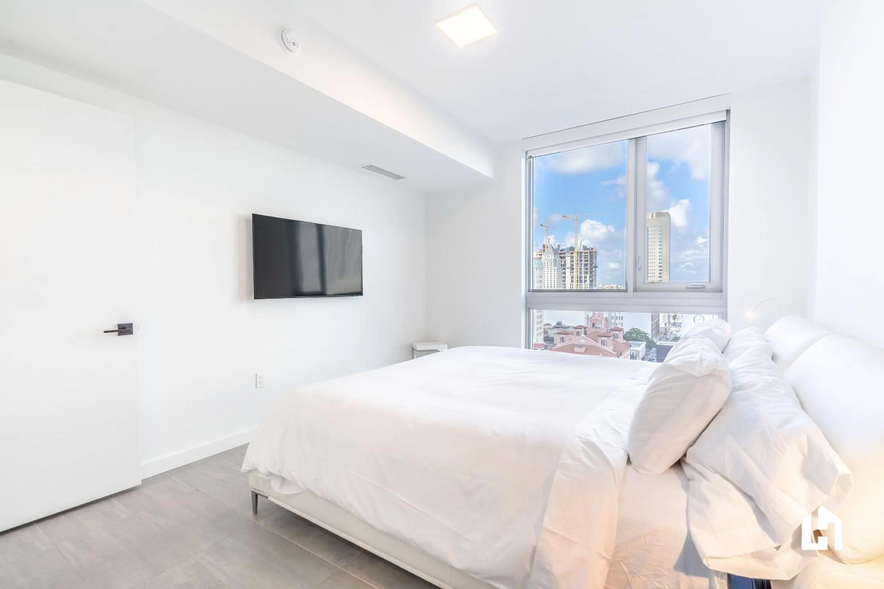 Bed in Downtown Miami Condos by Lua Host