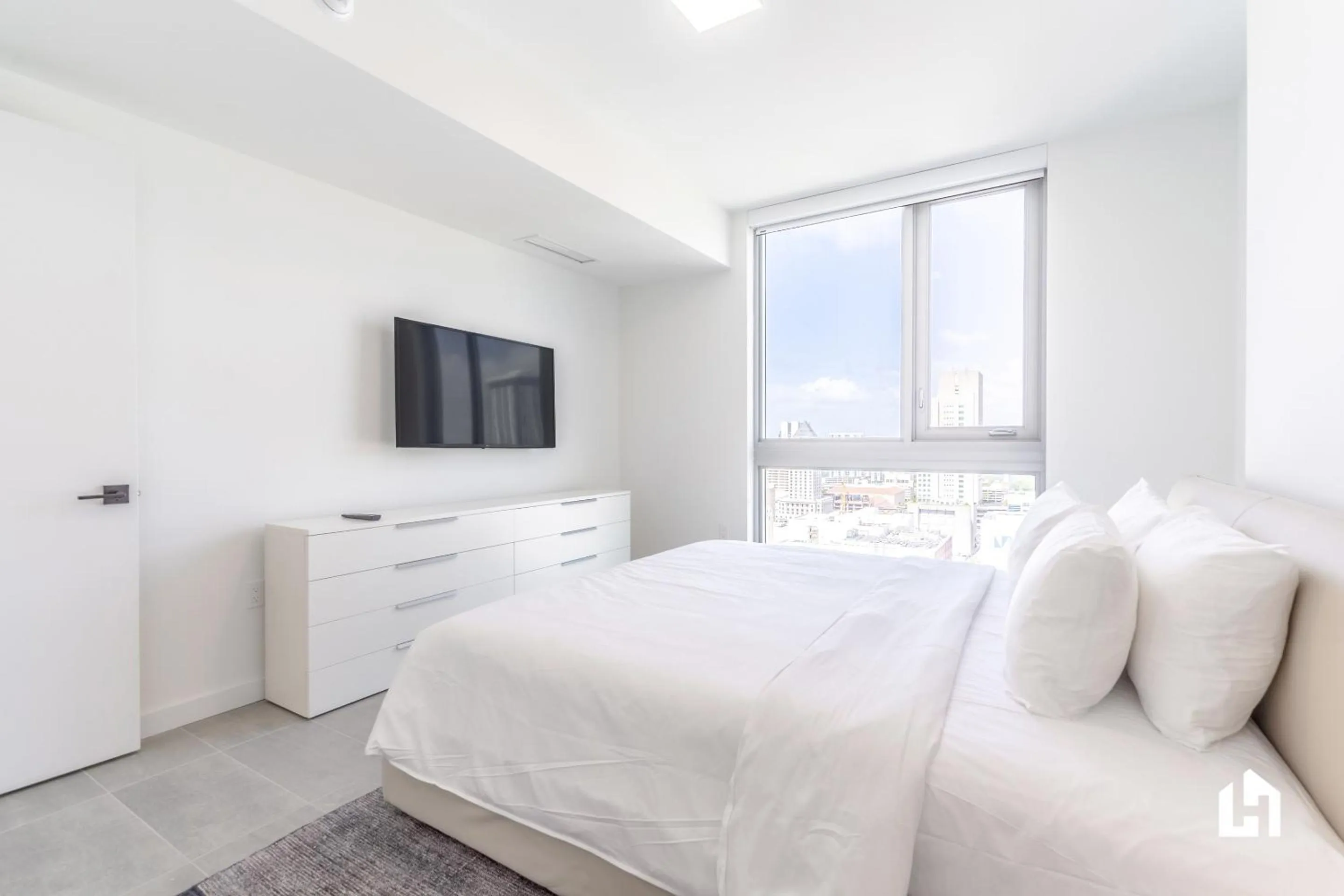 TV and multimedia, Bed in Downtown Miami Condos by Lua Host
