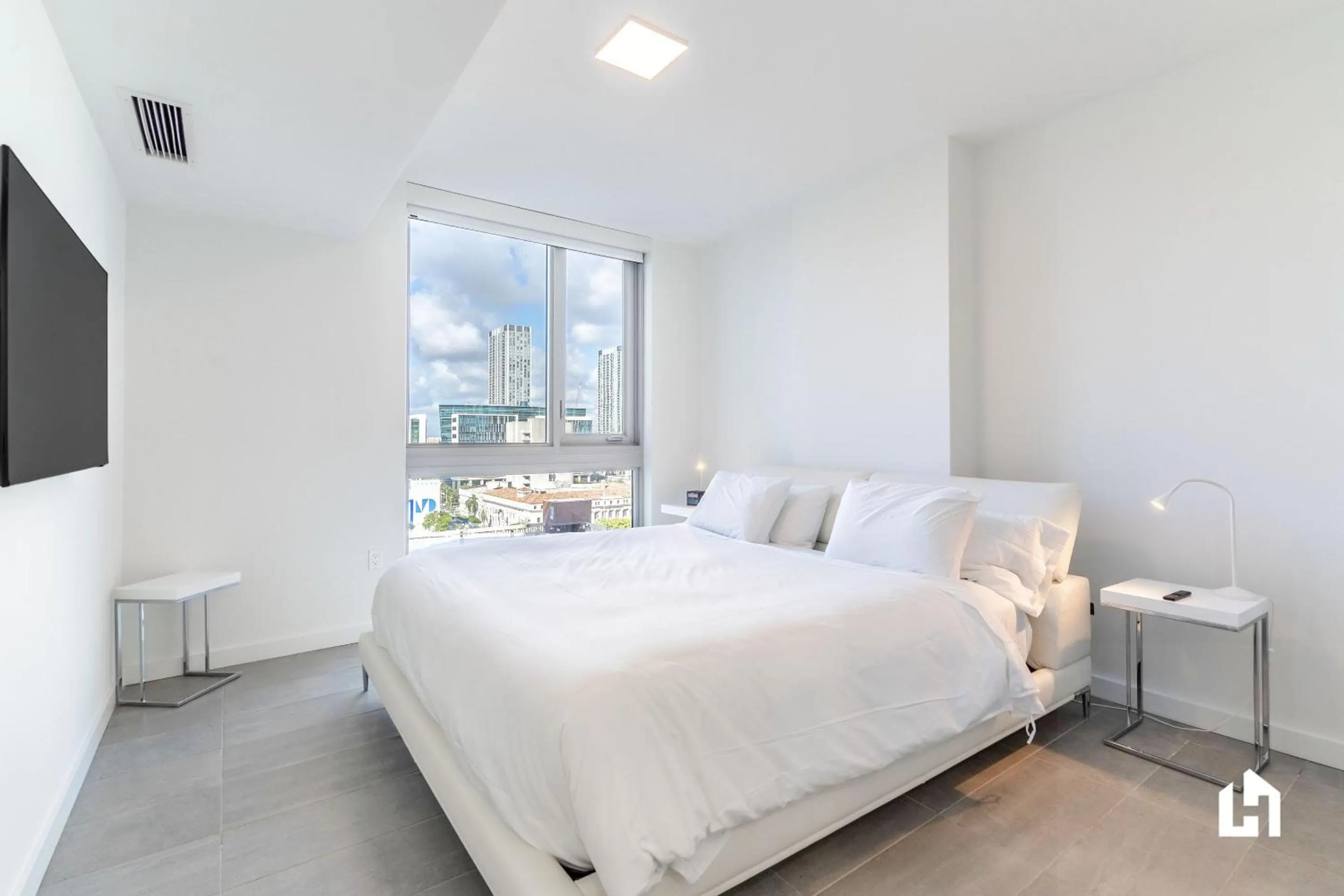 Bed in Downtown Miami Condos by Lua Host