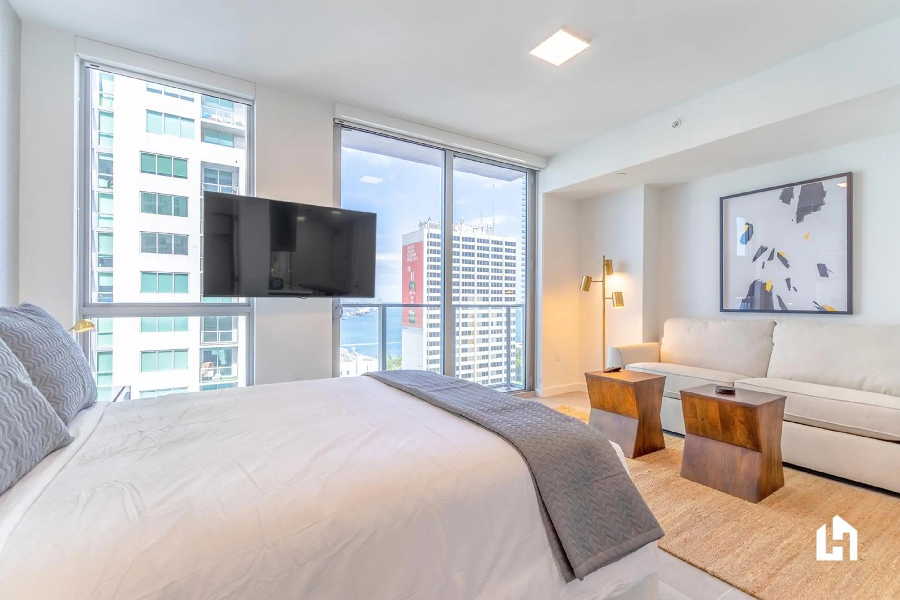 TV and multimedia, Bed in Downtown Miami Condos by Lua Host