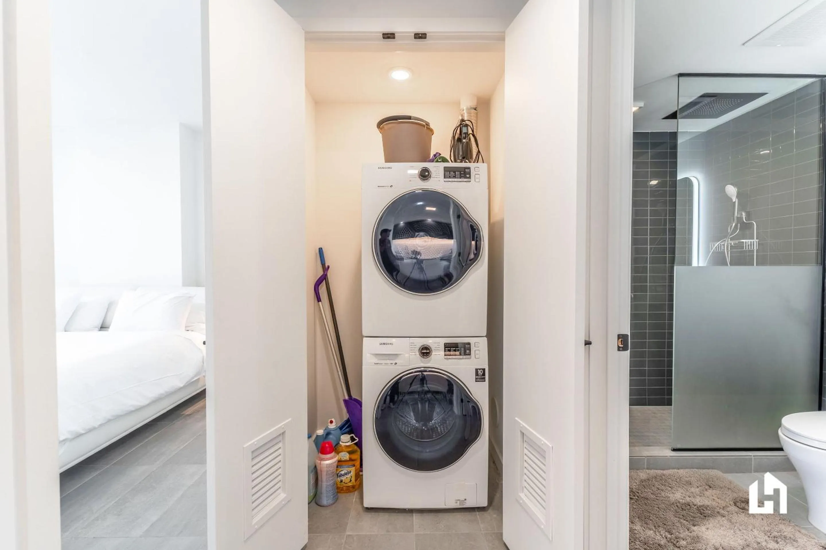 washing machine in Downtown Miami Condos by Lua Host