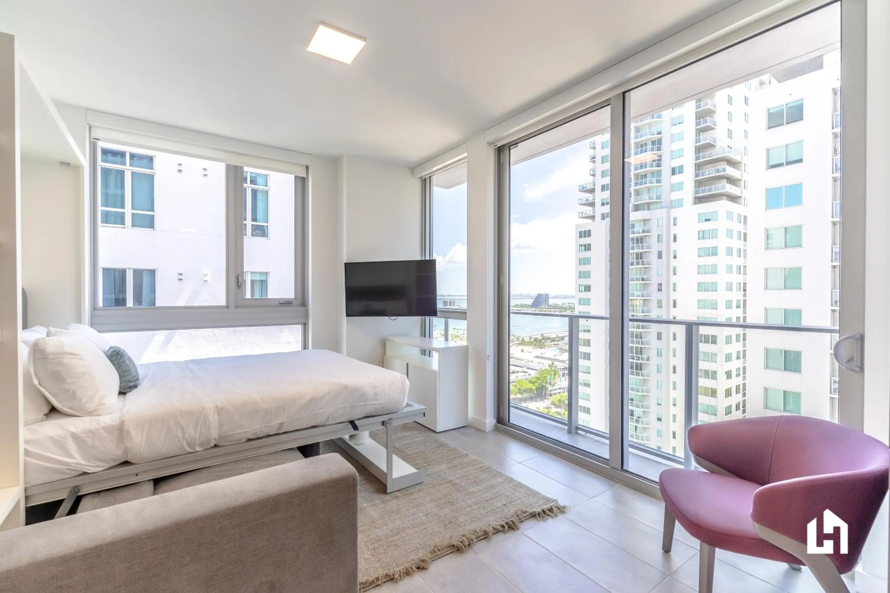 TV and multimedia, Bed in Downtown Miami Condos by Lua Host