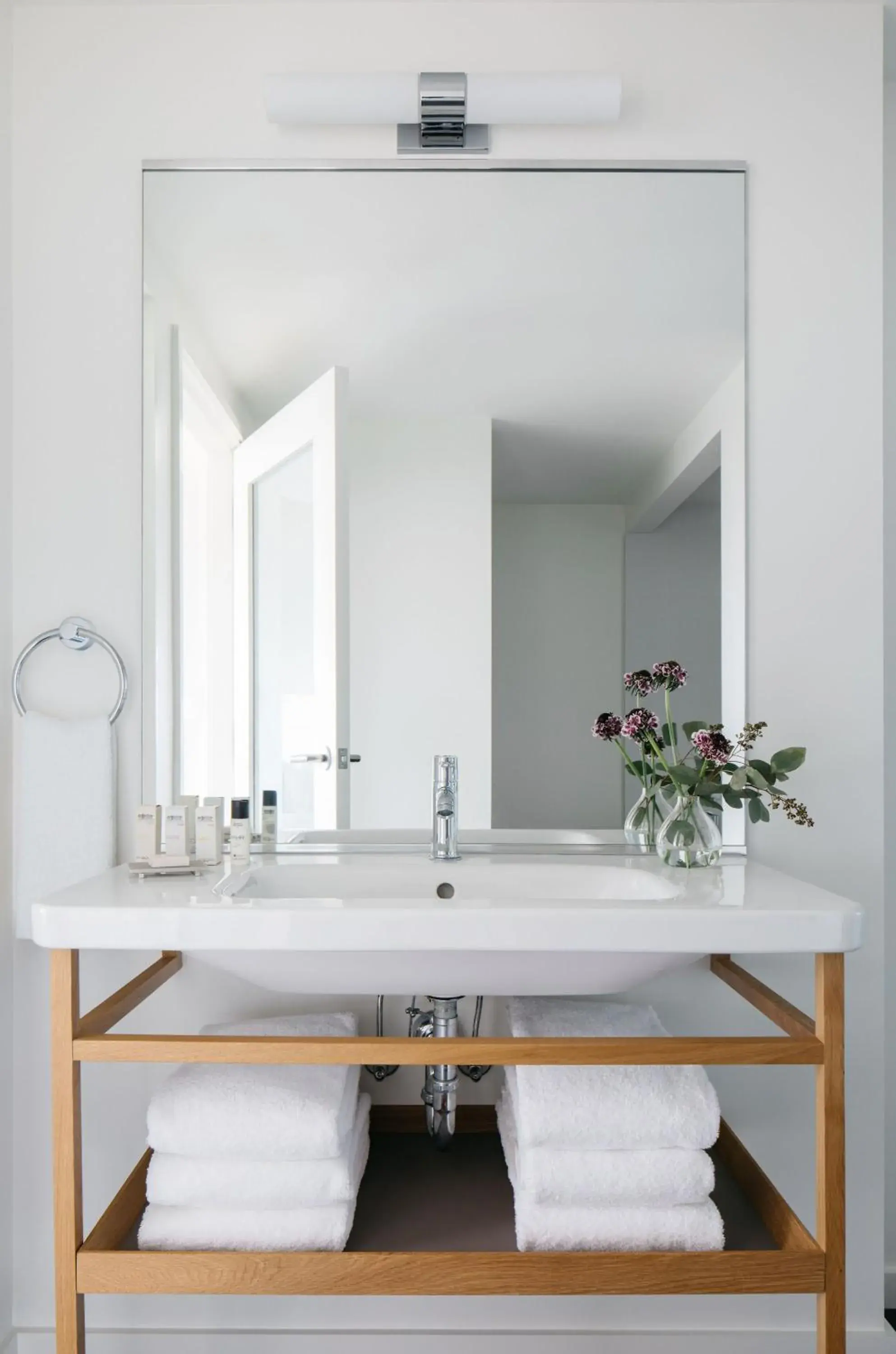 Deluxe King Room in The Study at the University of Chicago Deluxe King Room in The Study at the University of Chicago