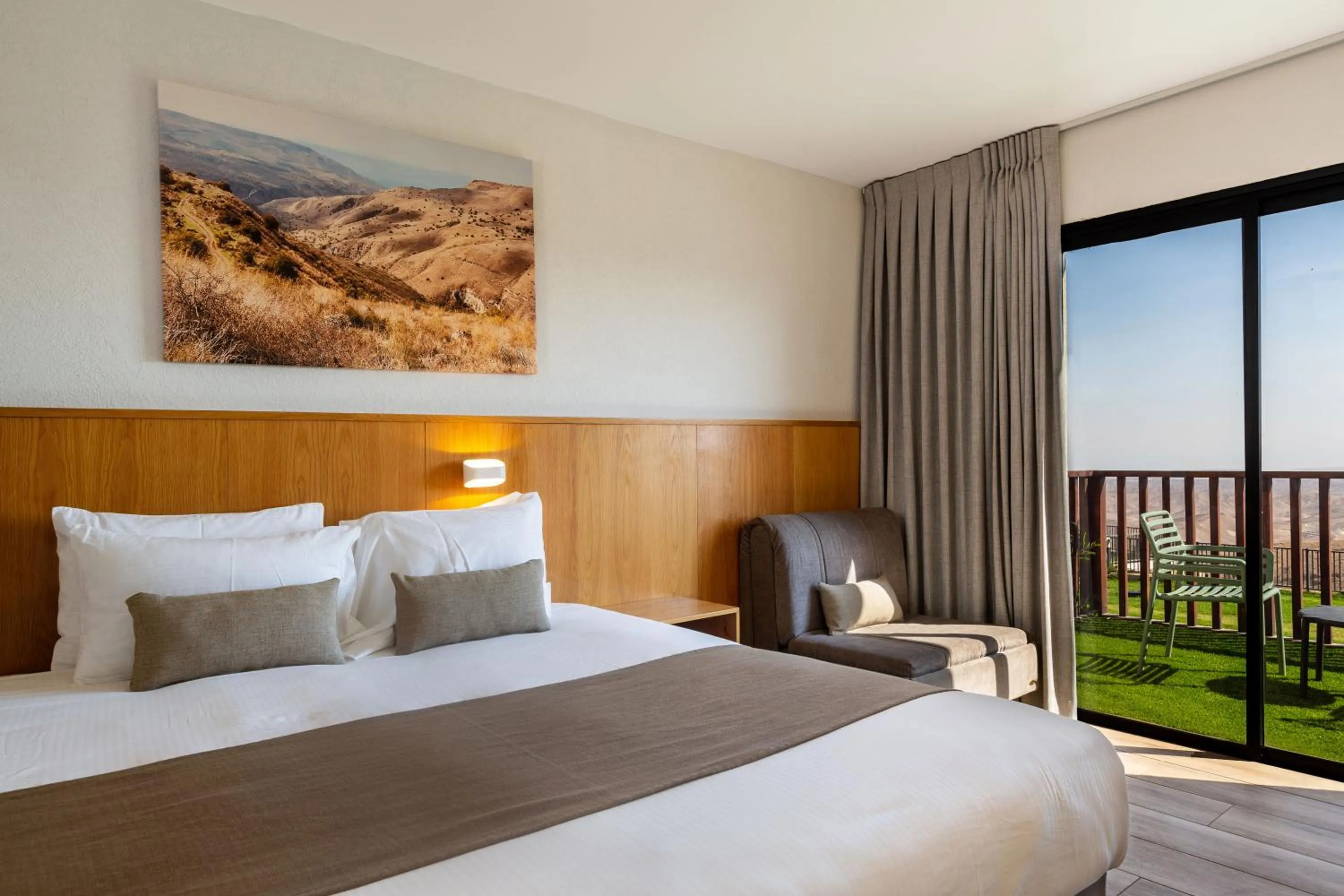 Seating area, Bed in Roxon Desert Arad