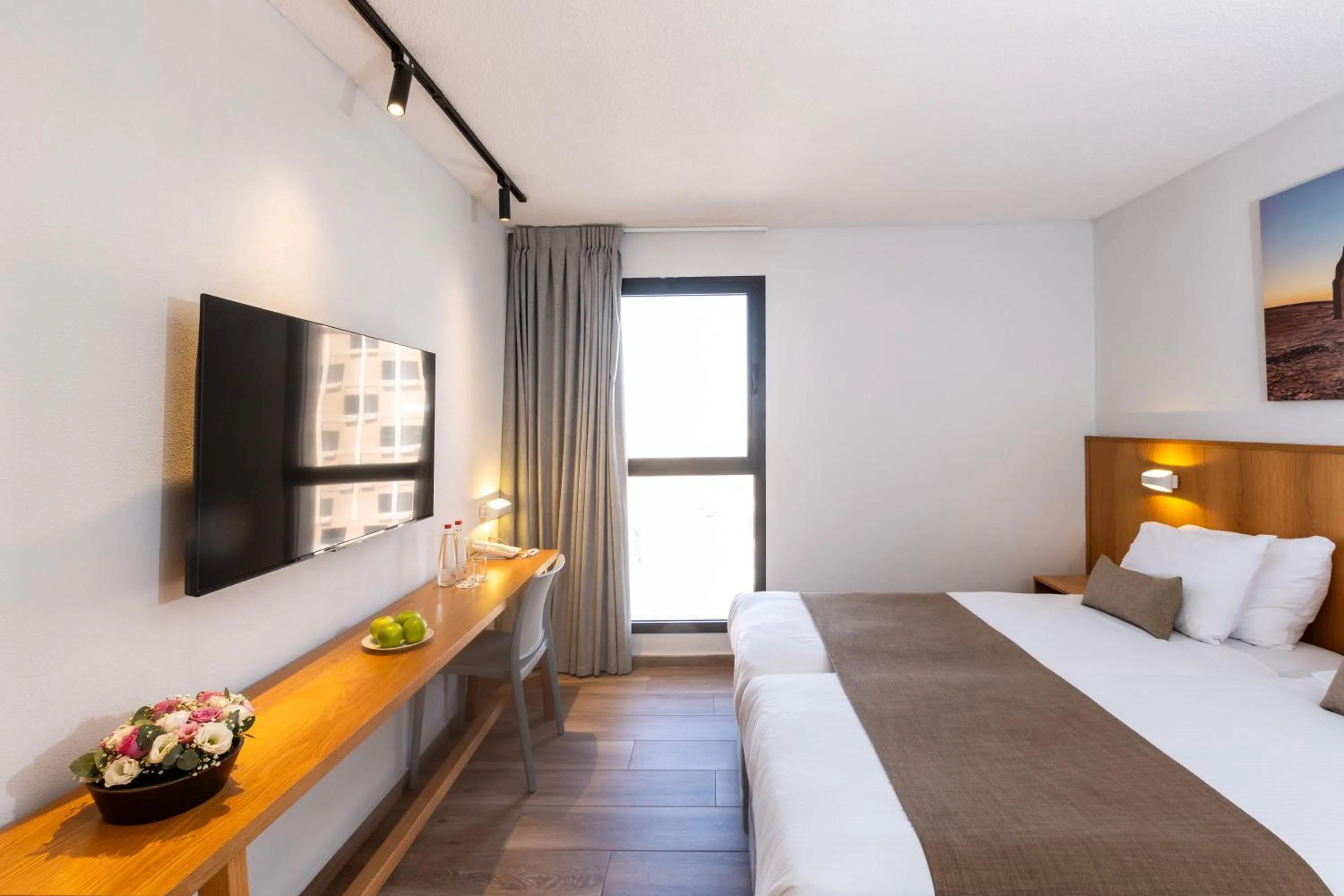 Photo of the whole room, Bed in Roxon Desert Arad