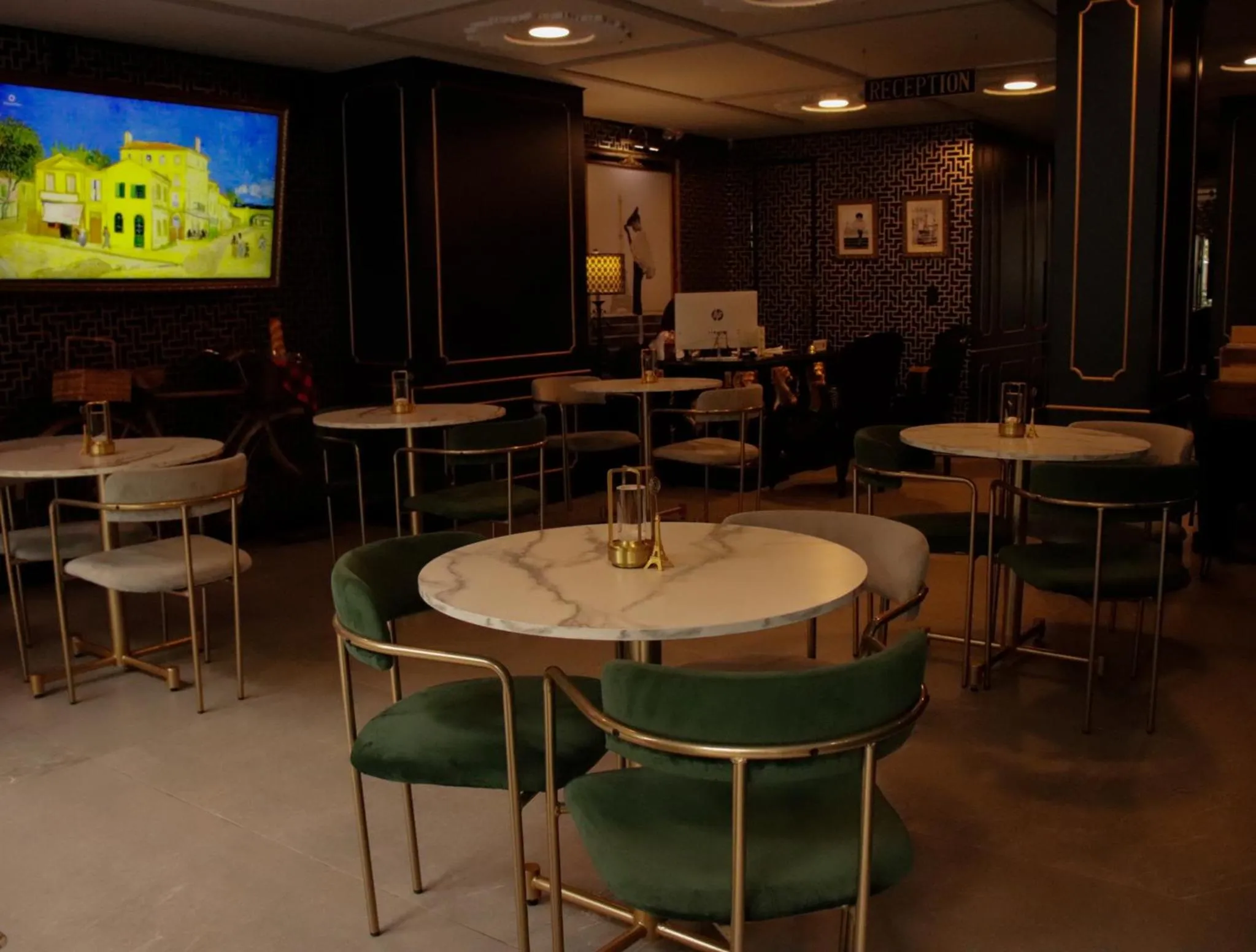 Restaurant/places to eat in Hotel Helene