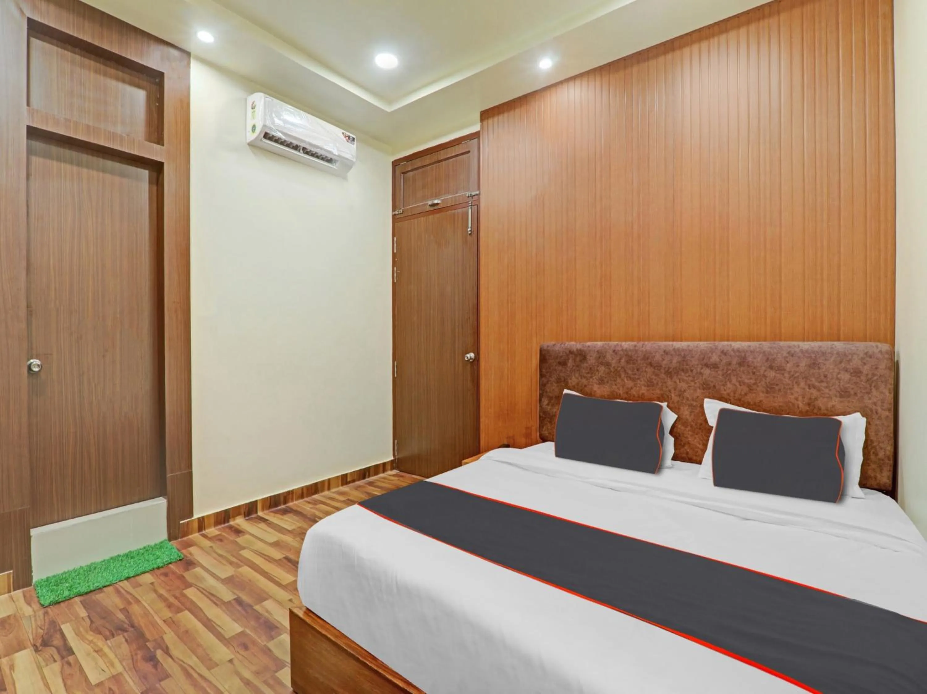 Bathroom, Bed in Hotel O The Ashiyana Inn