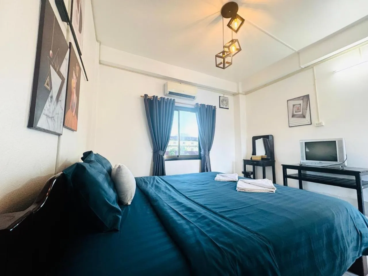 Communal lounge/ TV room, Bed in Santi Villa