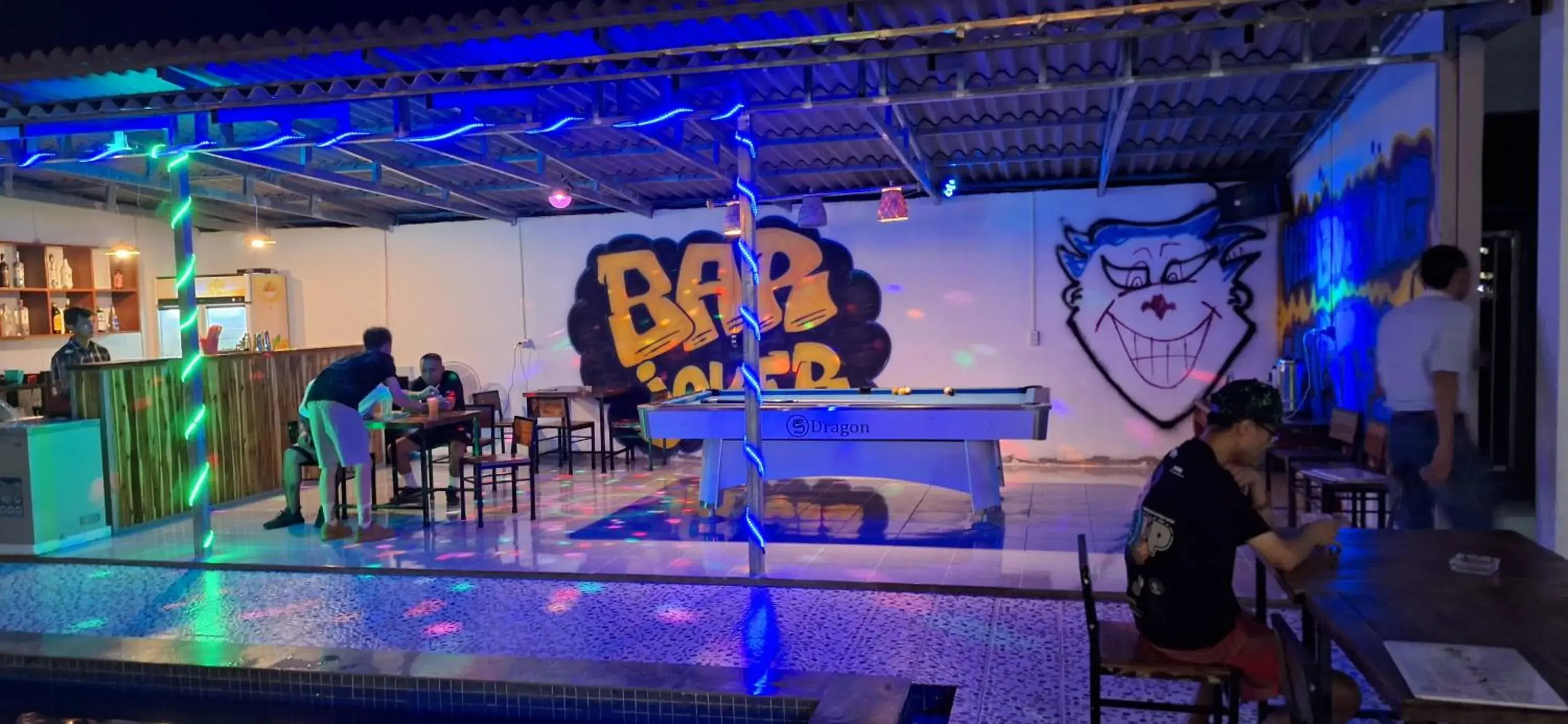 People in Vang Vieng Backpackers Hostel People in Vang Vieng Backpackers Hostel