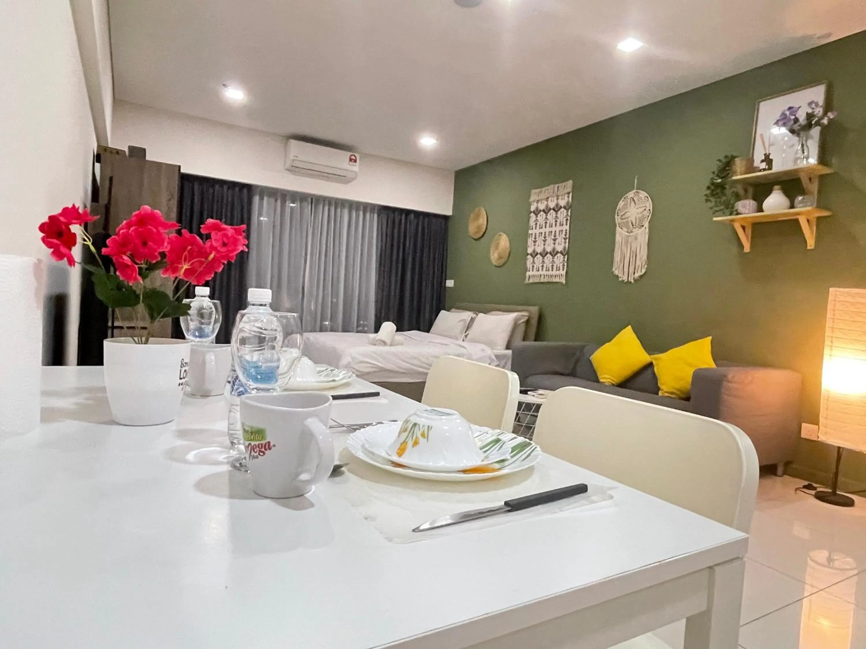 Dining area in Mercu Summer Suite KLCC by Kuminshu