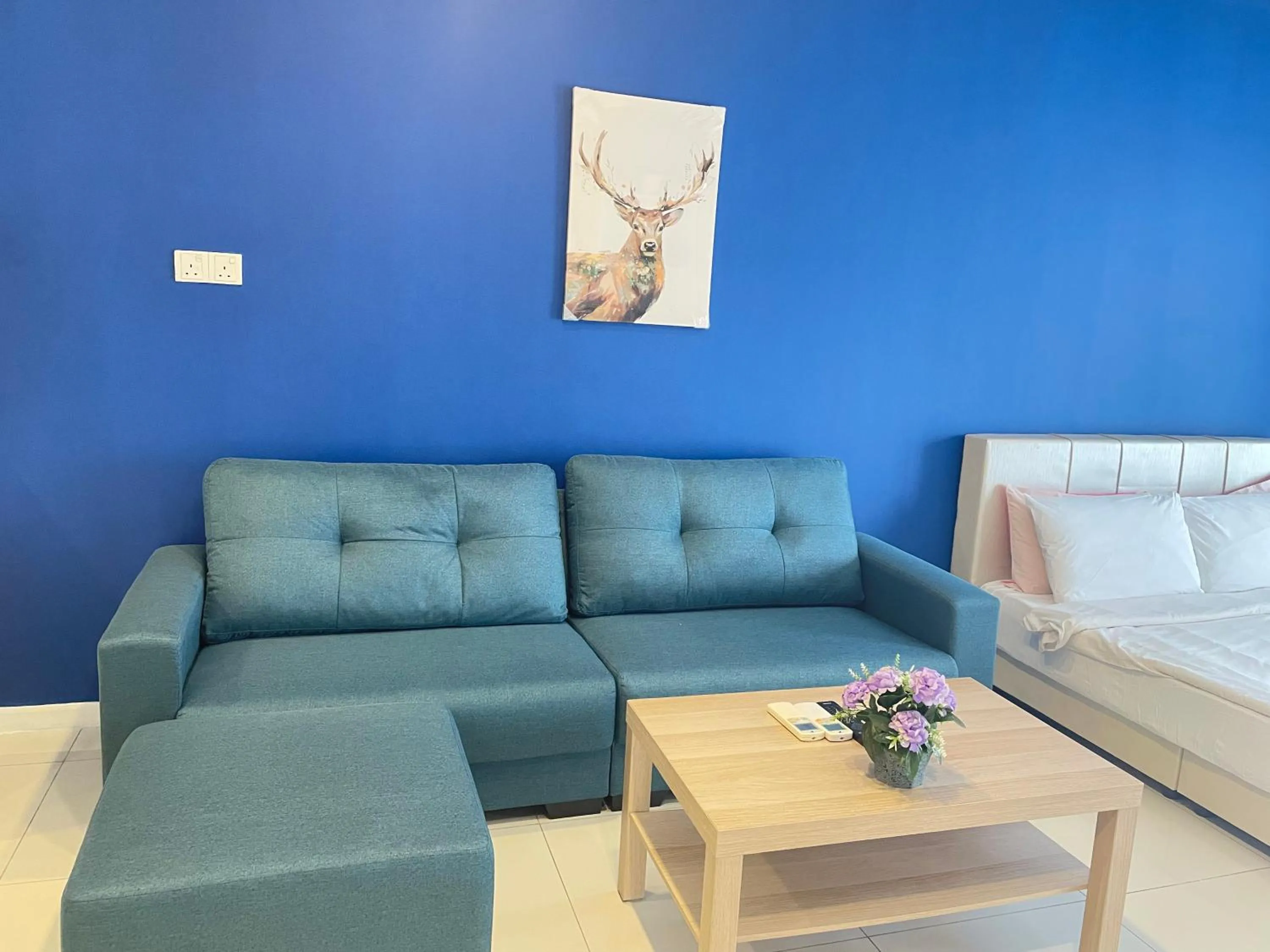 Living room in Mercu Summer Suite KLCC by Kuminshu