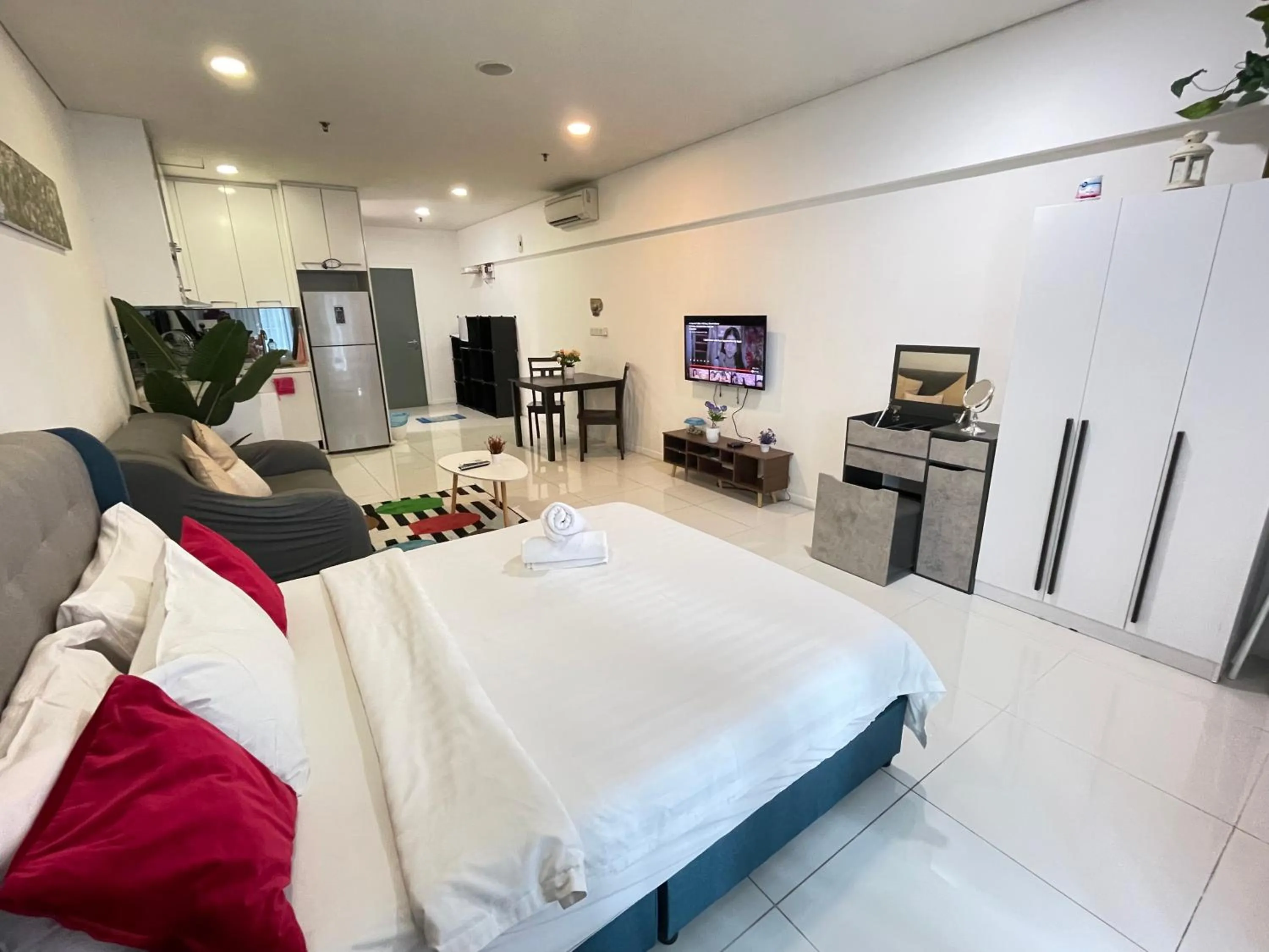 TV and multimedia, Bed in Mercu Summer Suite KLCC by Kuminshu