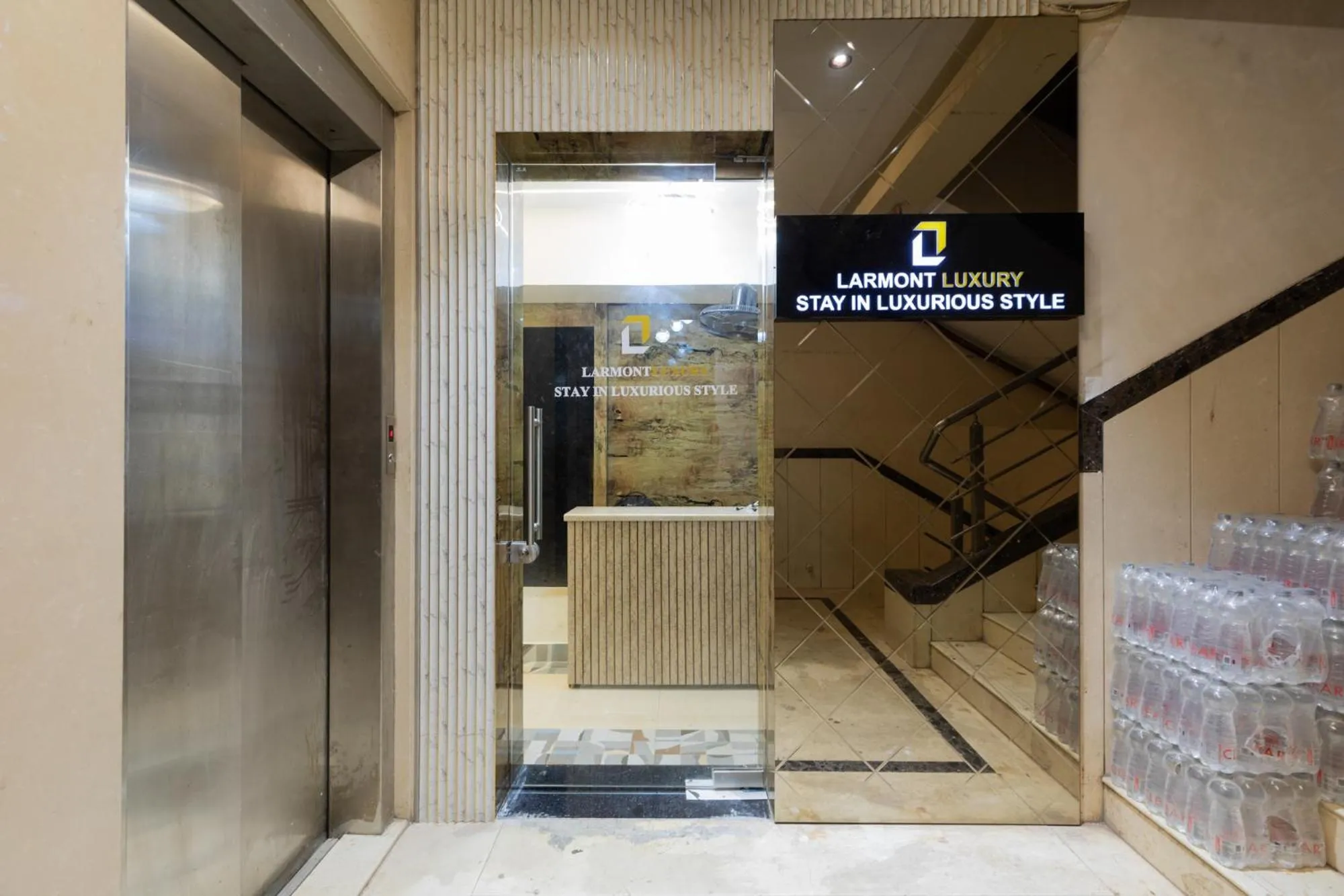 Facade/entrance in Hotel Larmont Luxury