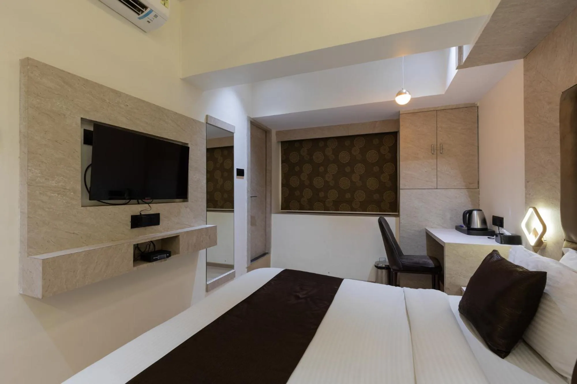 Bed in Hotel Larmont Luxury