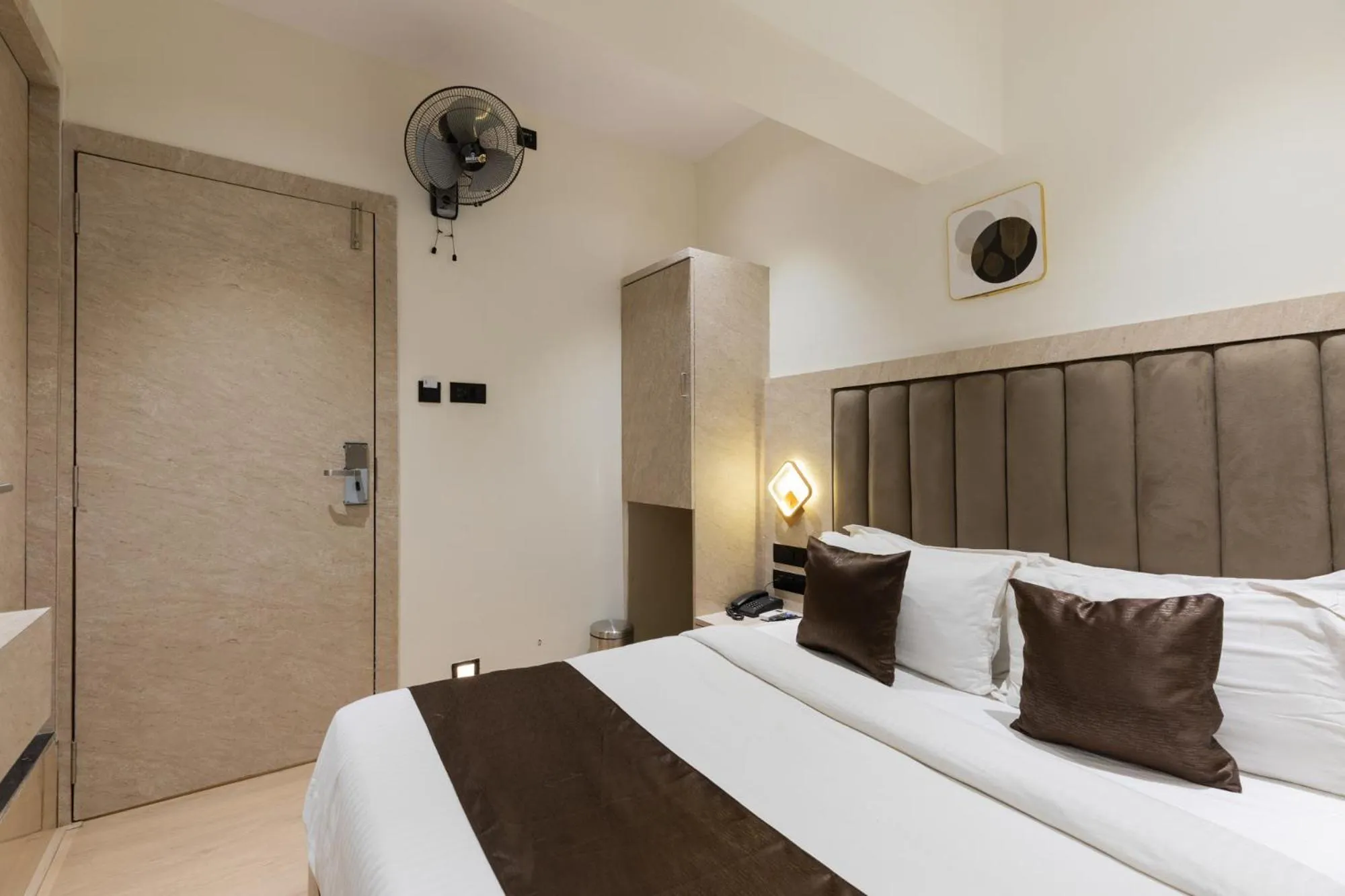 Bedroom, Bed in Hotel Larmont Luxury