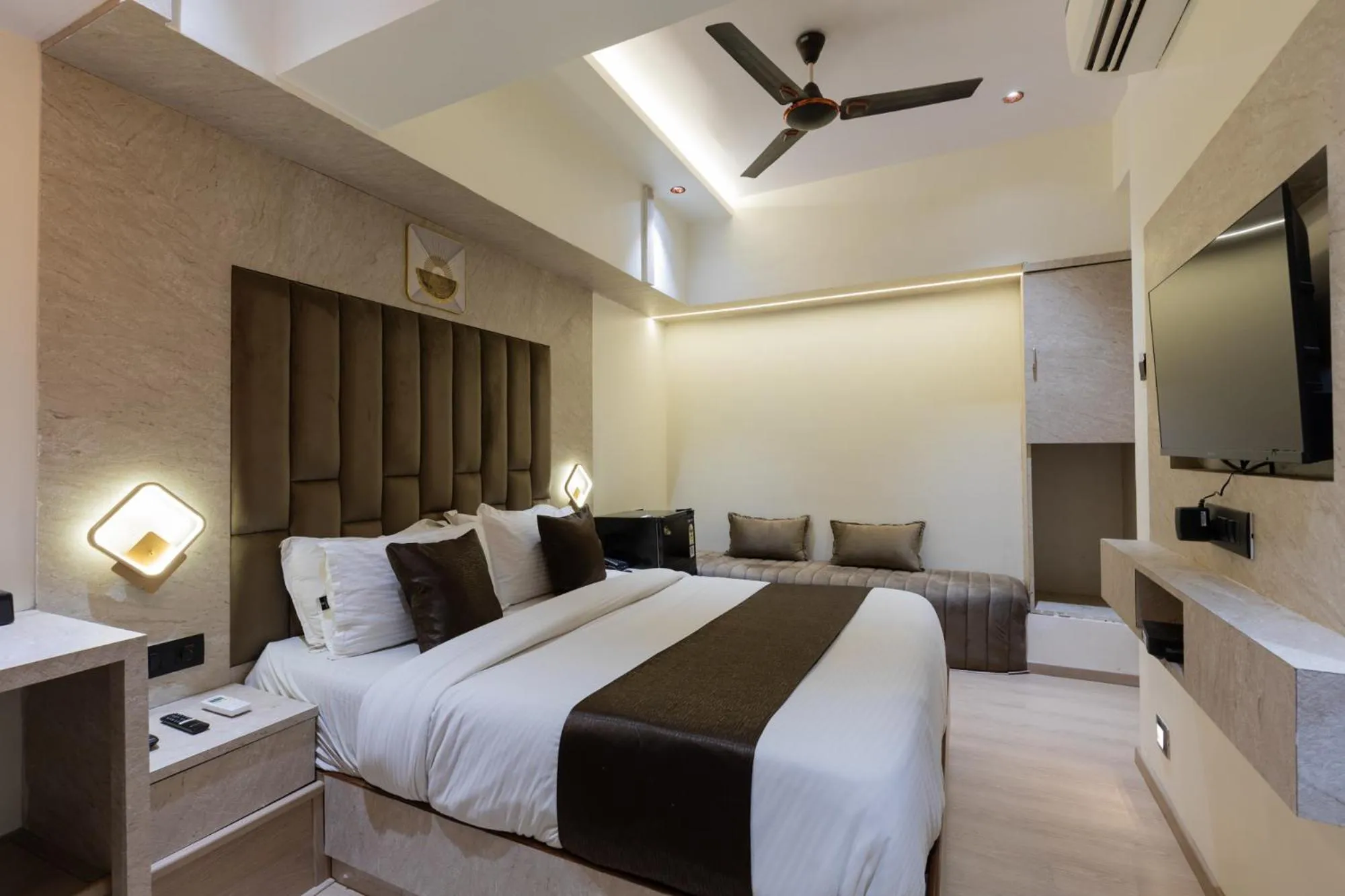 Bed in Hotel Larmont Luxury