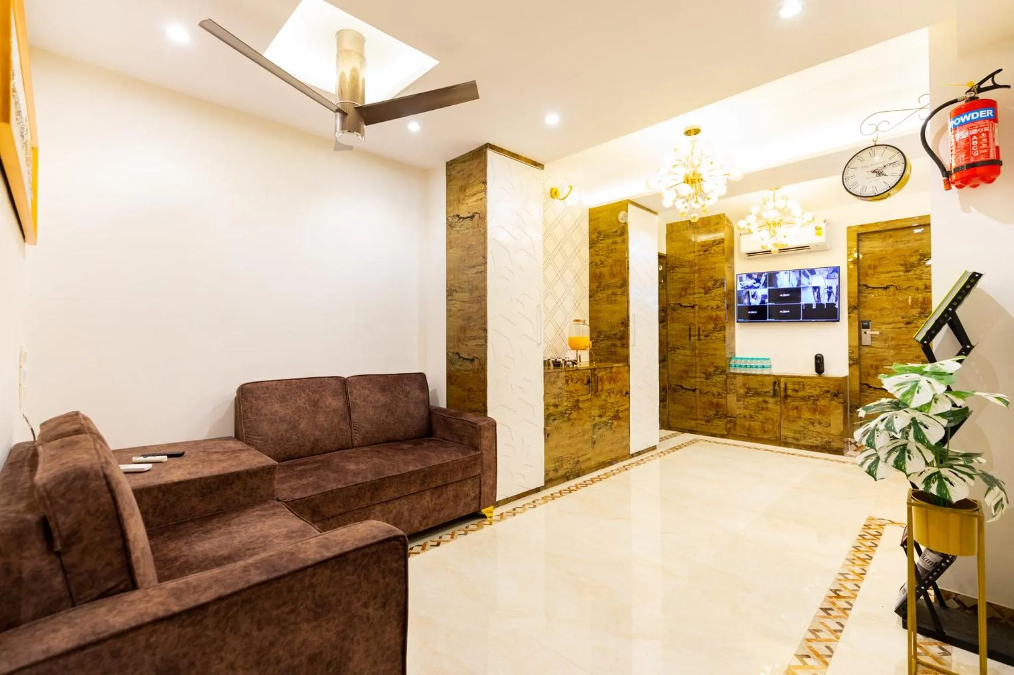 Facade/entrance in Hotel Larmont Luxury