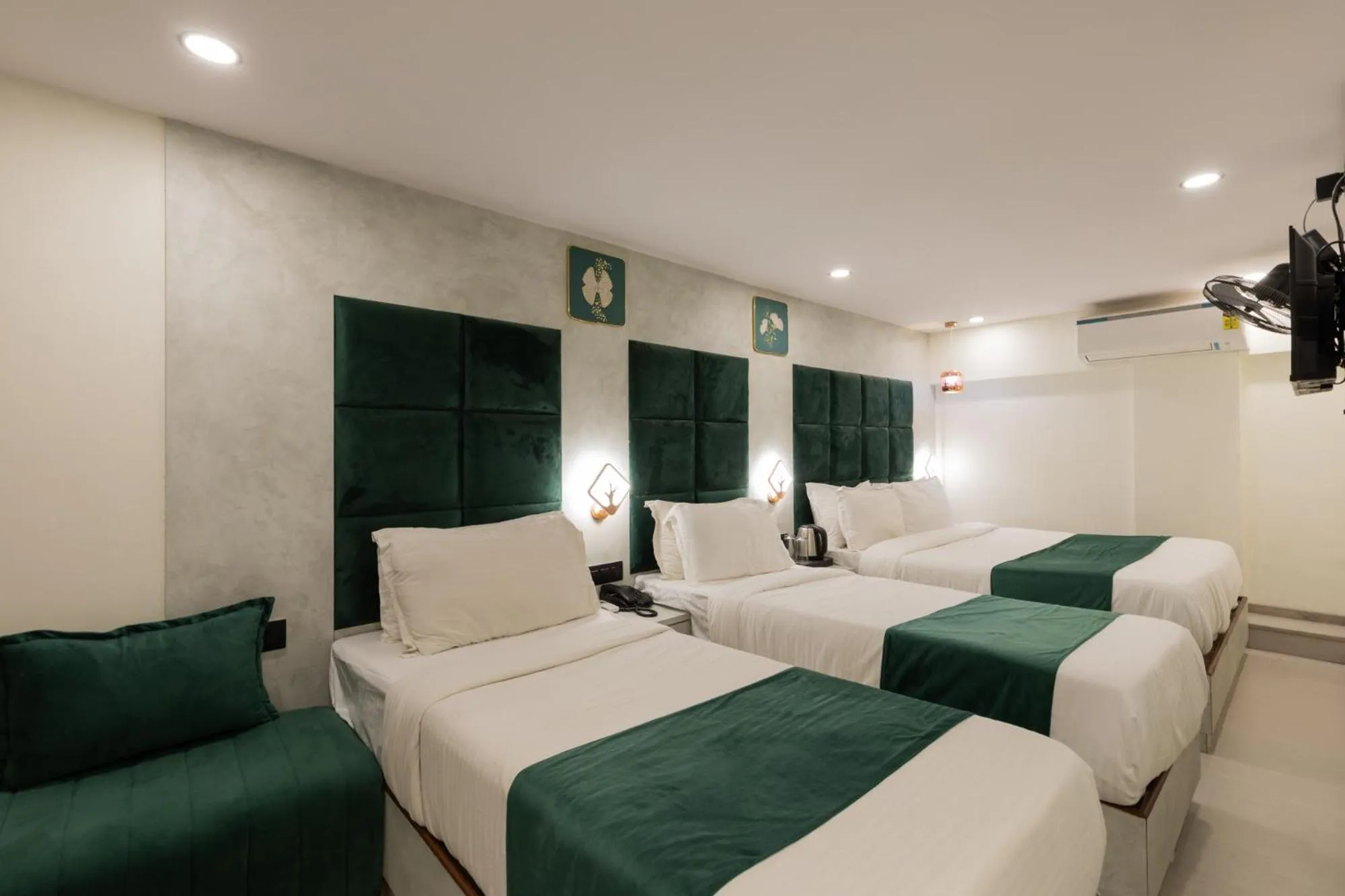 Bedroom, Bed in Hotel Larmont Luxury