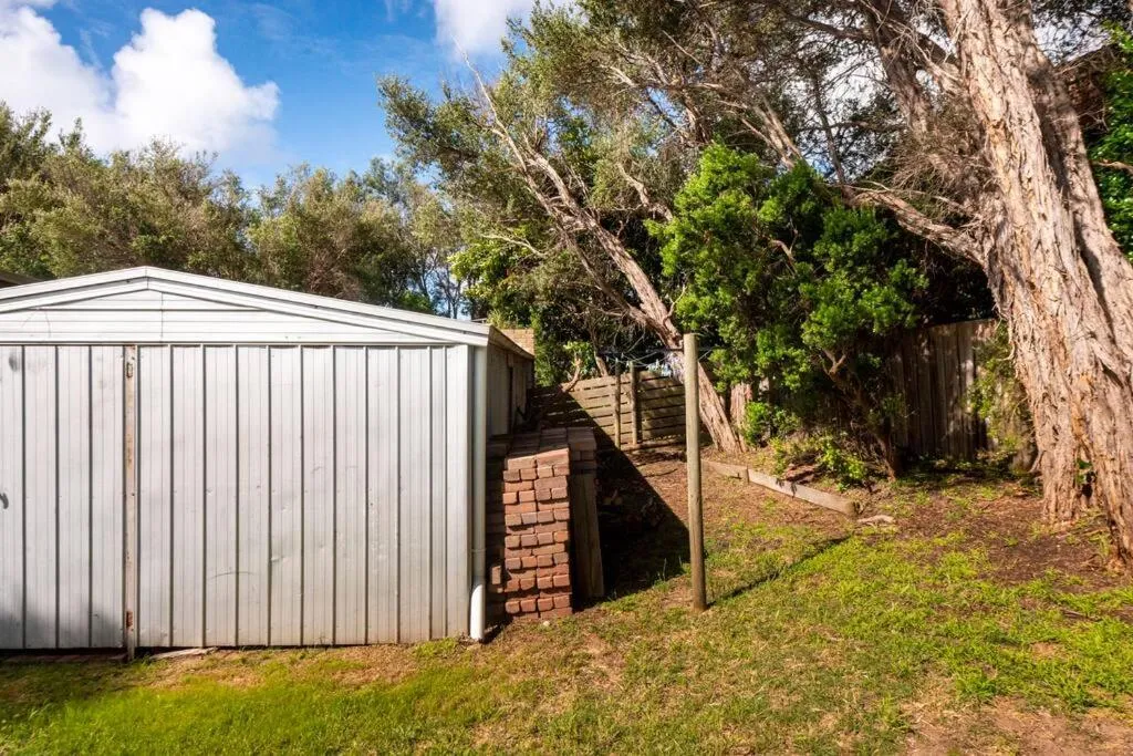 Beach cottage, 4 mins to sea with spacious garden