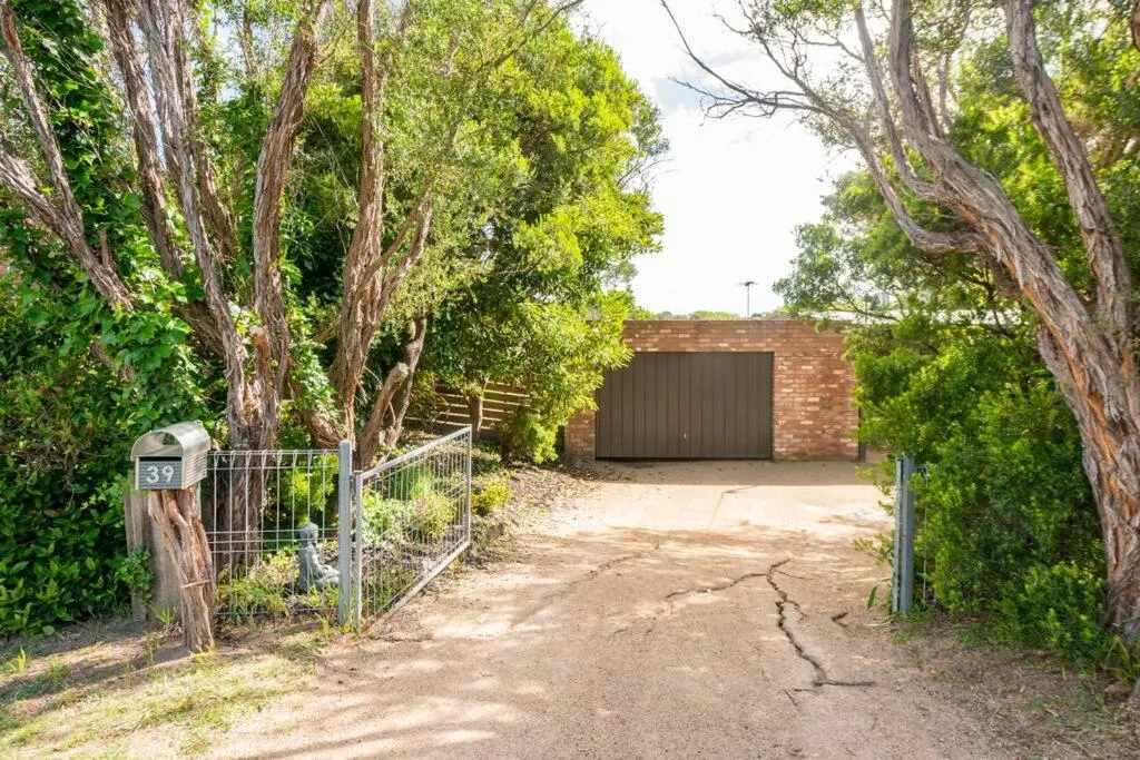 Beach cottage, 4 mins to sea with spacious garden