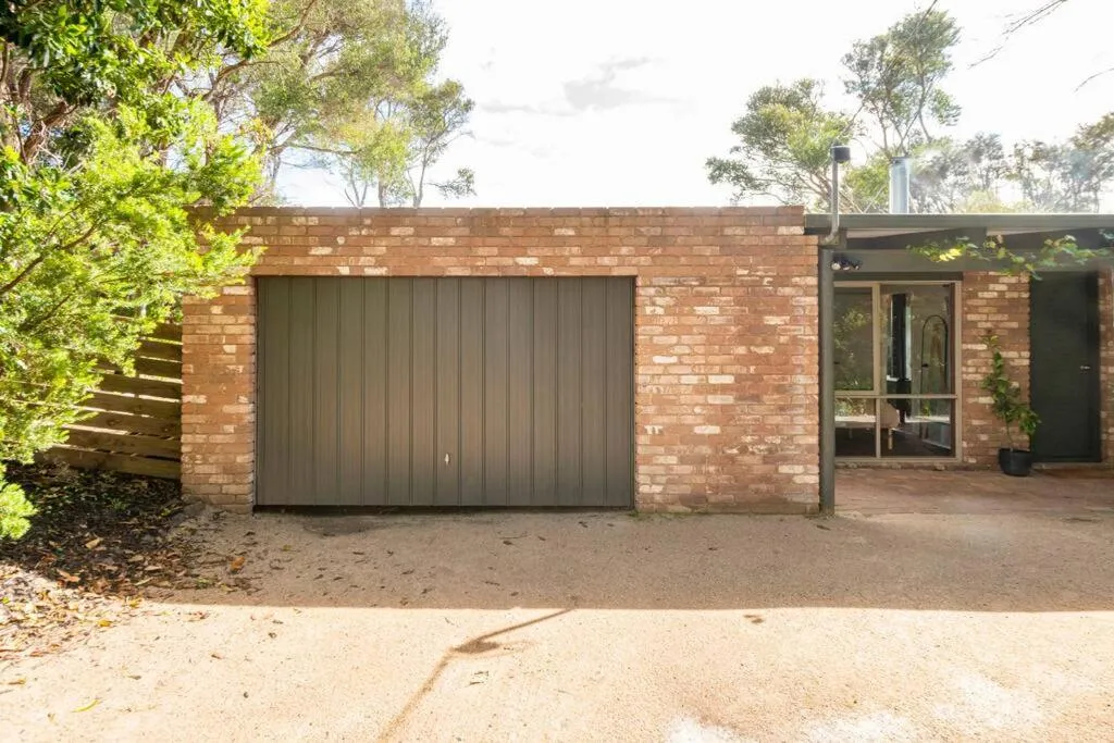 Beach cottage, 4 mins to sea with spacious garden
