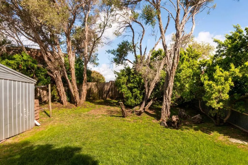 Beach cottage, 4 mins to sea with spacious garden
