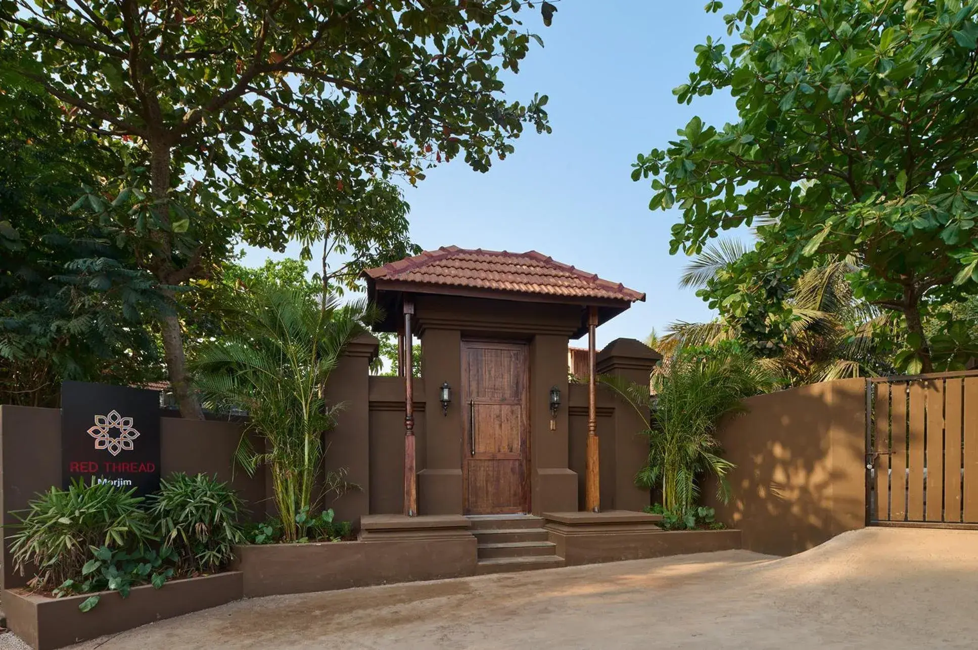 Facade/entrance in Red Thread Morjim Facade/entrance in Red Thread Morjim