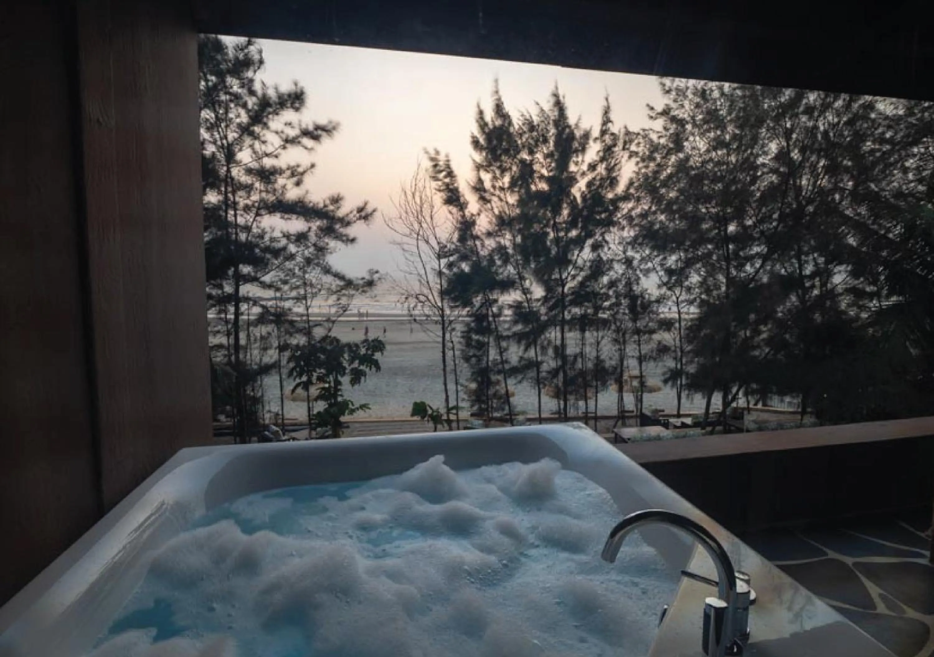 Hot Tub in Red Thread Morjim