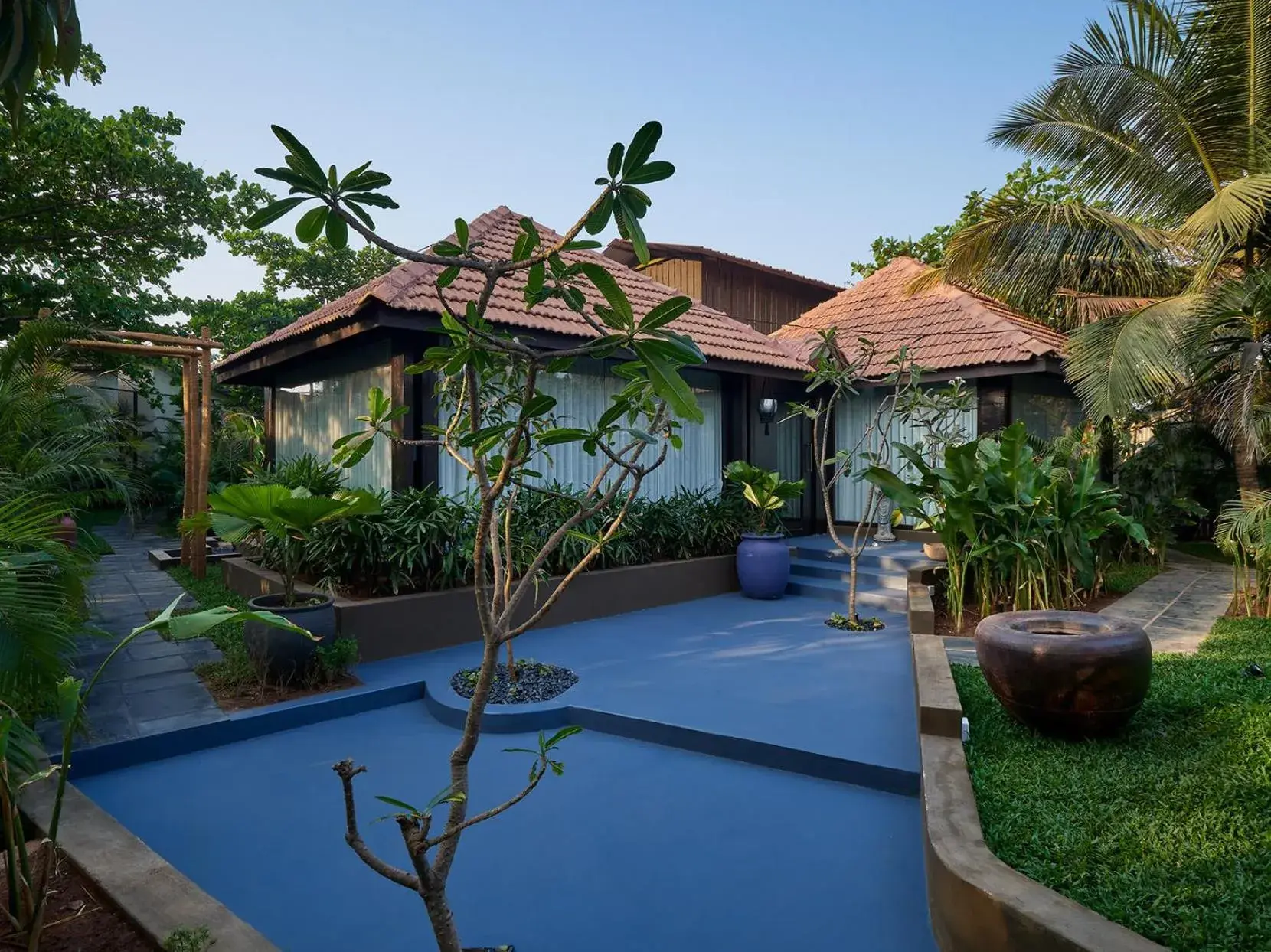 Facade/entrance in Red Thread Morjim Facade/entrance in Red Thread Morjim