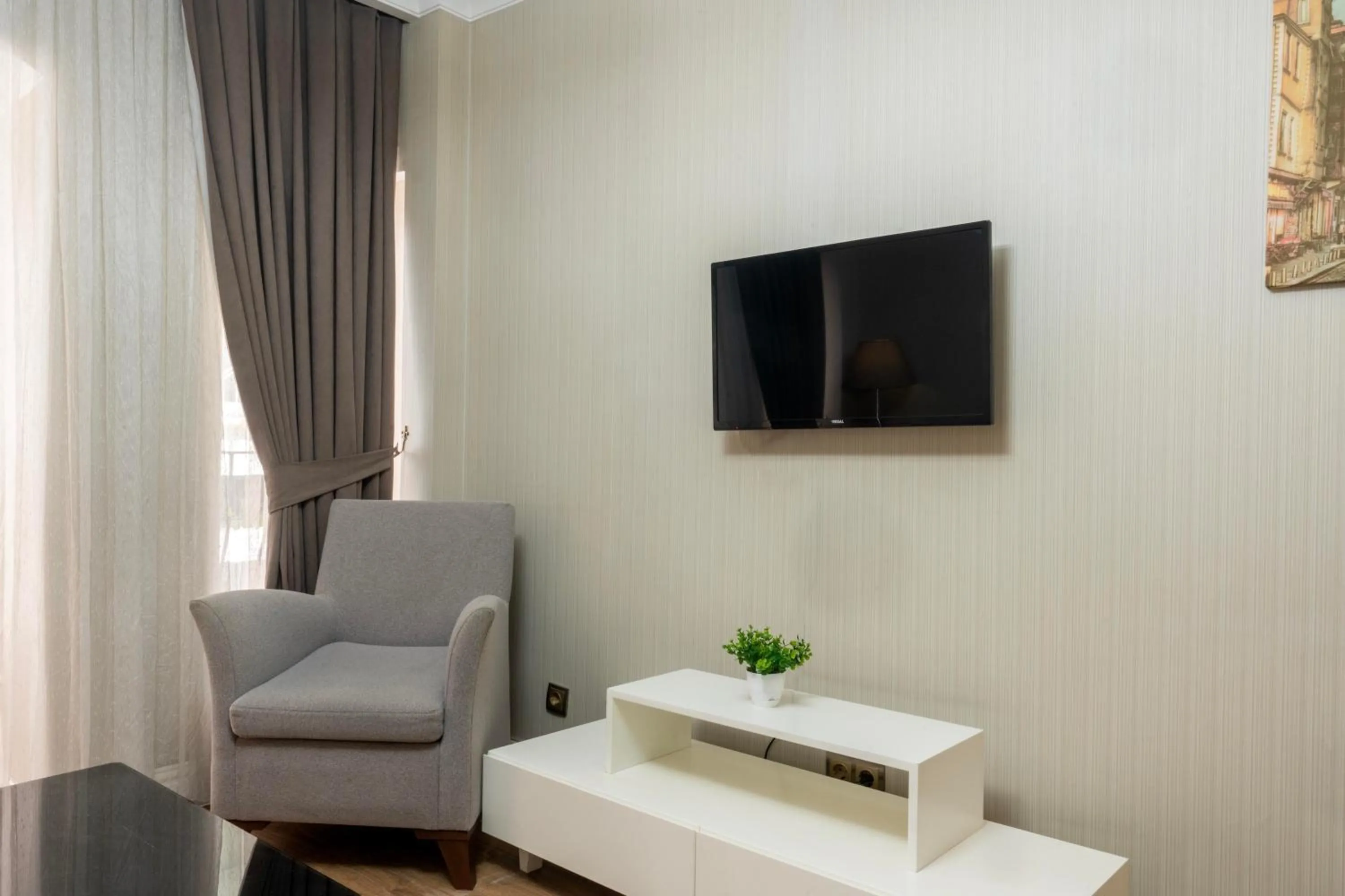 Communal lounge/ TV room in 6 Apartment Galata