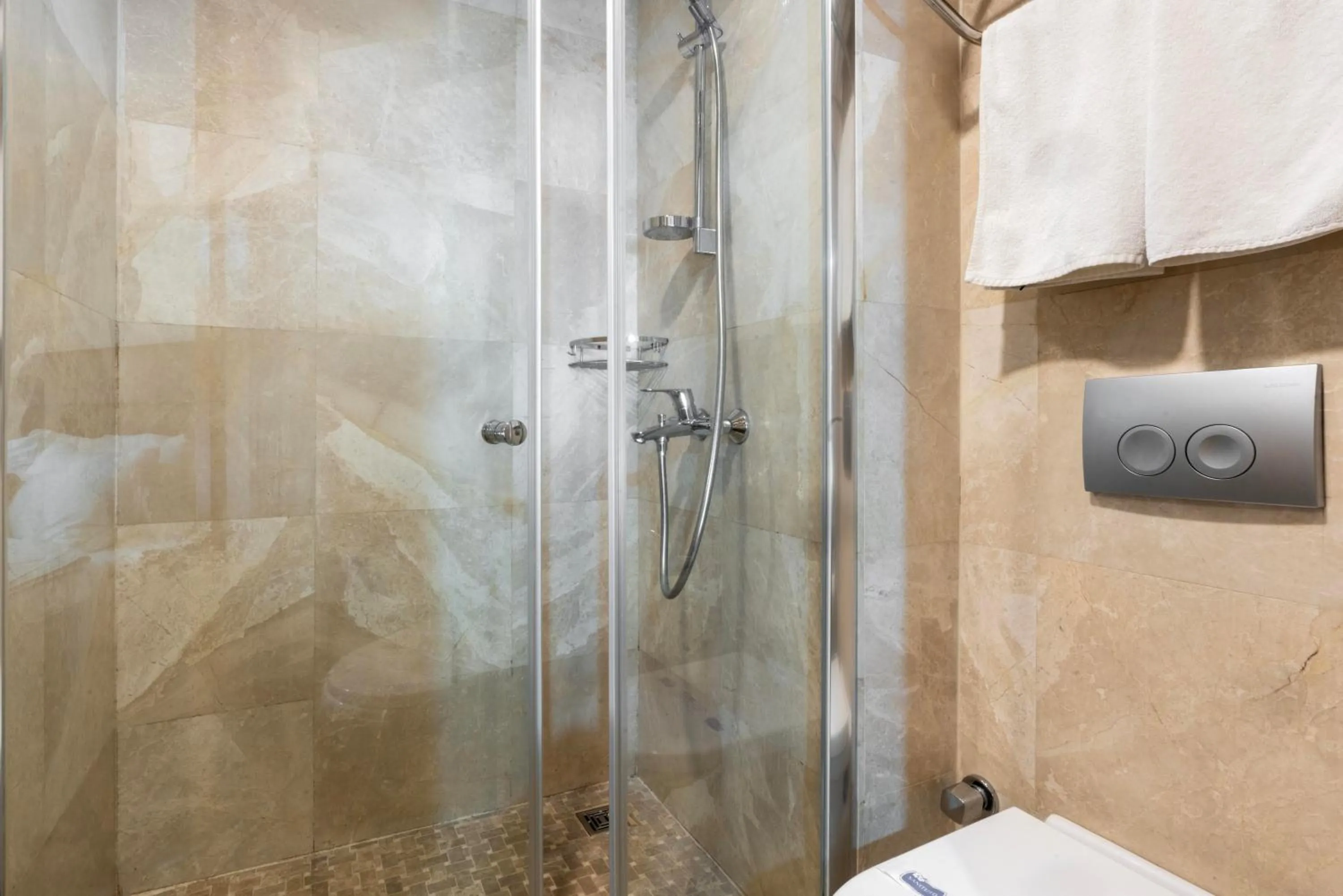 Shower in 6 Apartment Galata