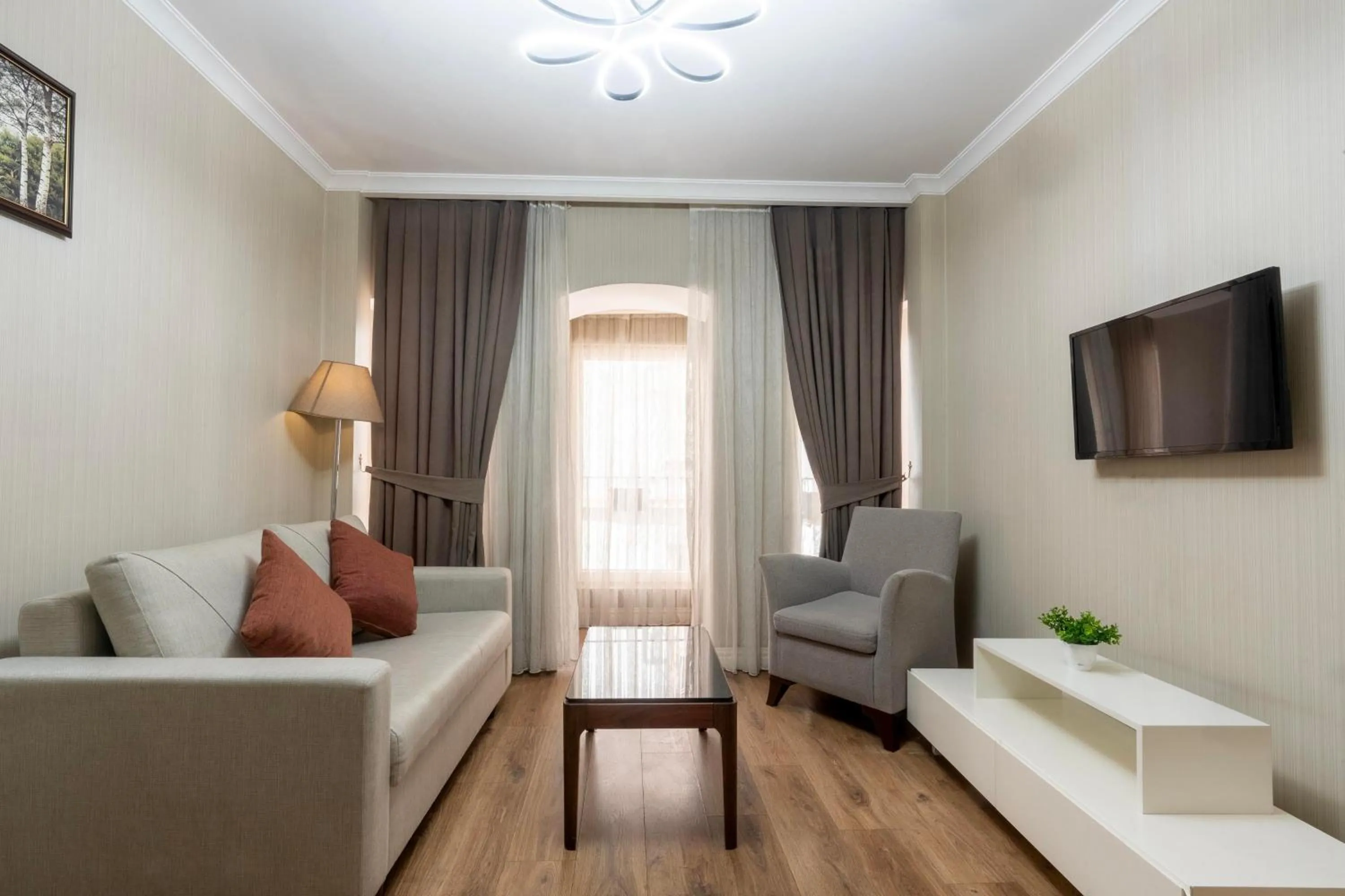 Communal lounge/ TV room in 6 Apartment Galata