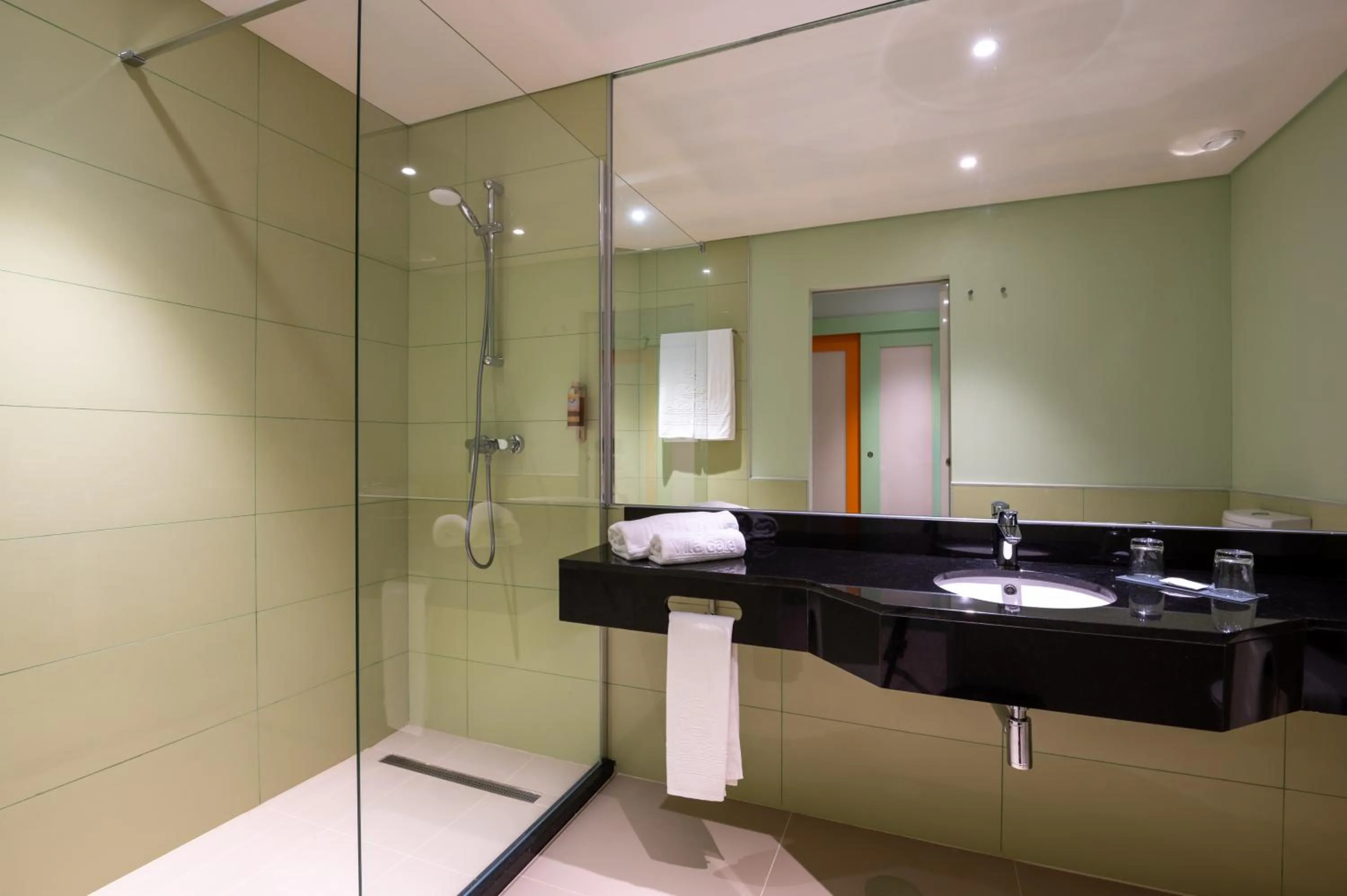 Shower in Vila Gale Nep Kids