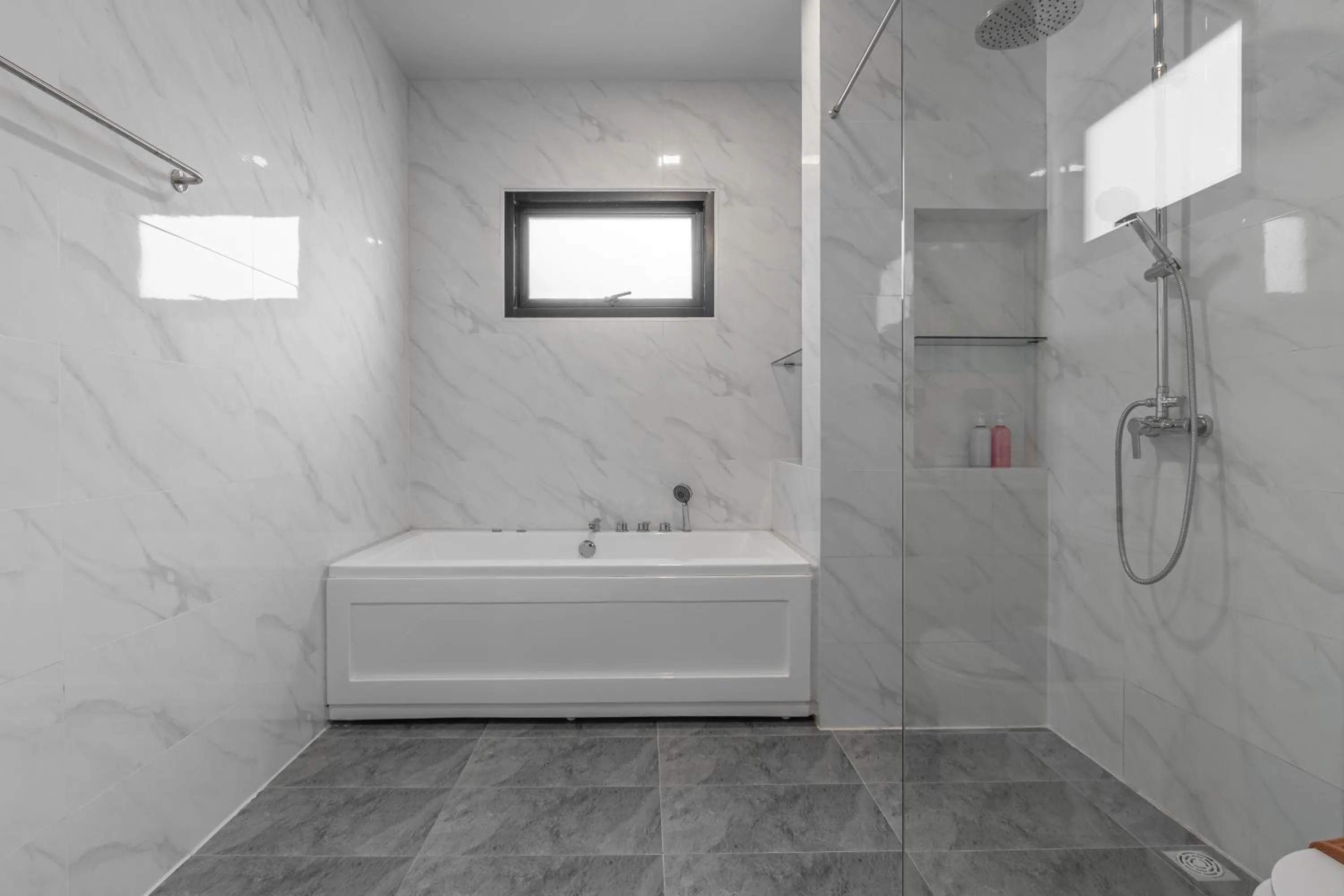 Bath in Southern Peak Pool Villa Huay Yai Pattaya