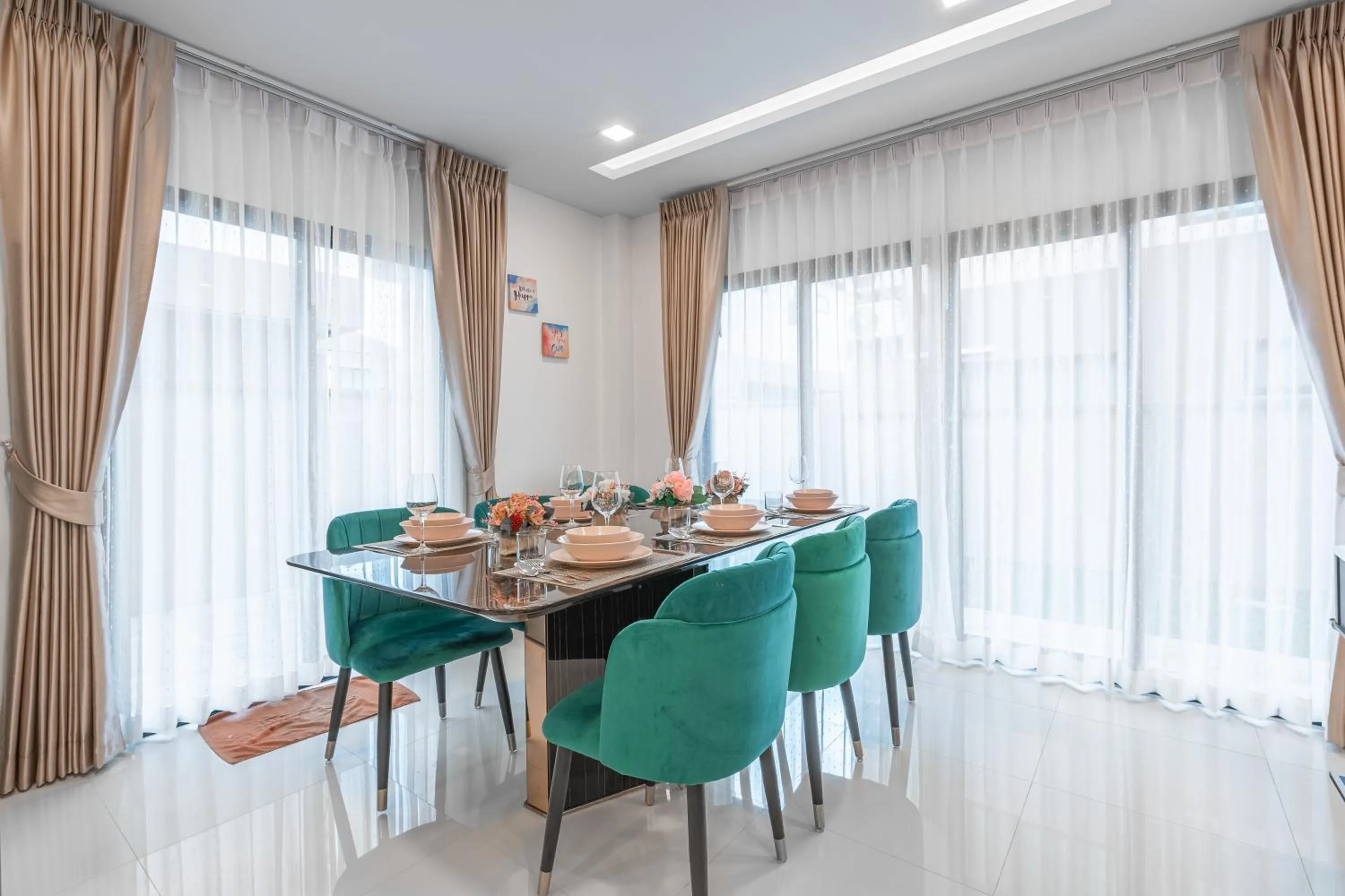 Dining area in Southern Peak Pool Villa Huay Yai Pattaya