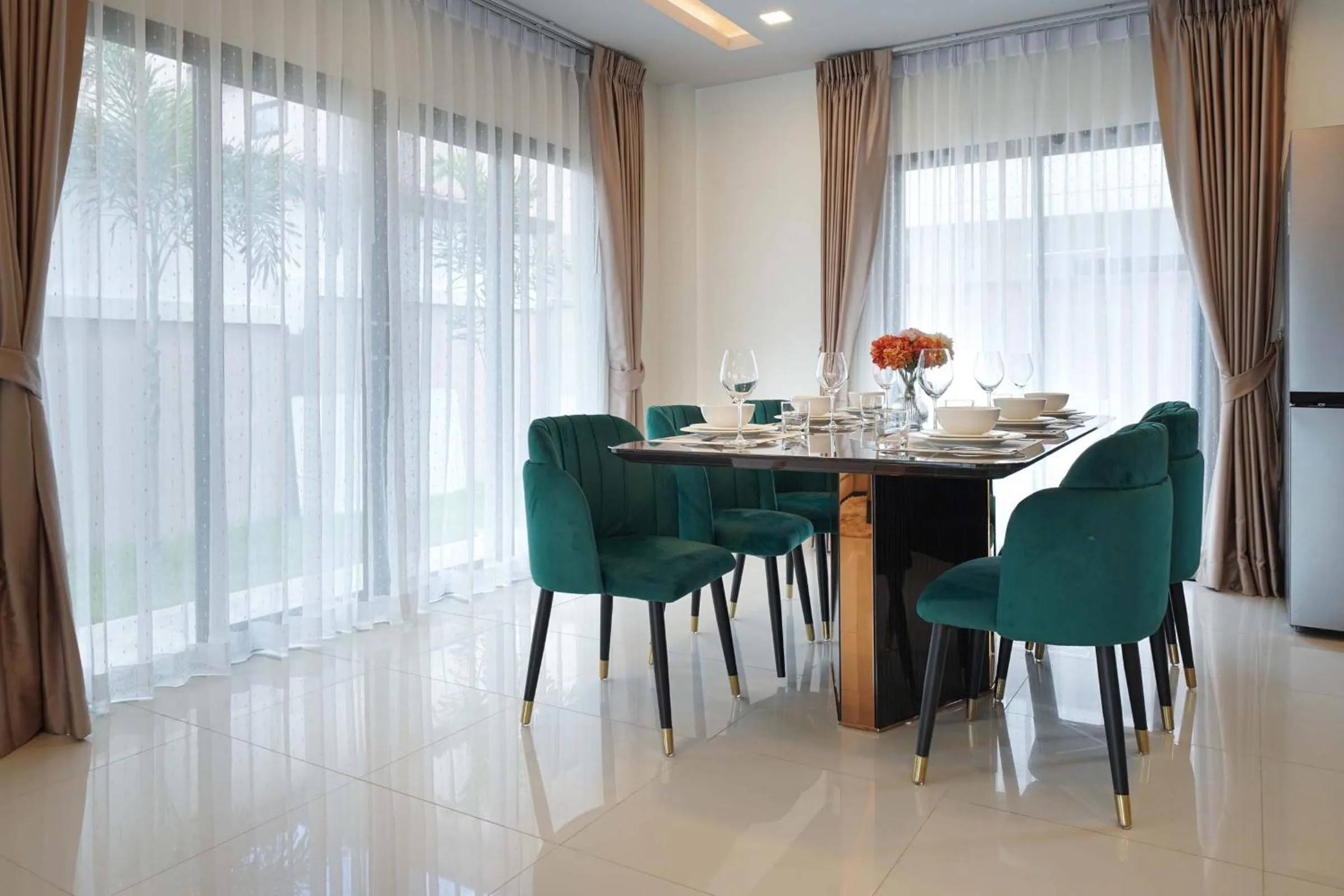 Dining area in Southern Peak Pool Villa Huay Yai Pattaya