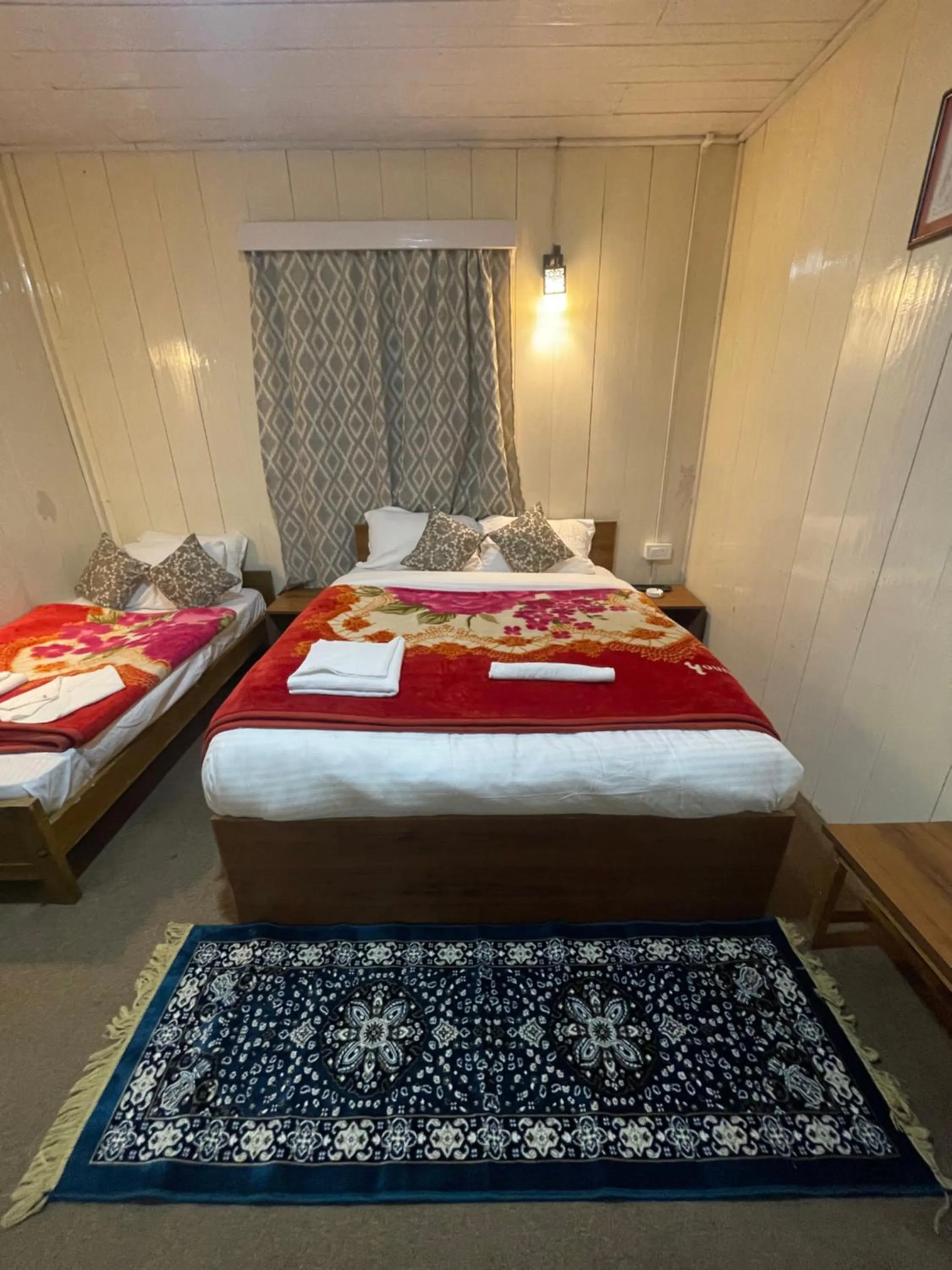 Bed in Apple Valley Cottages Lachung