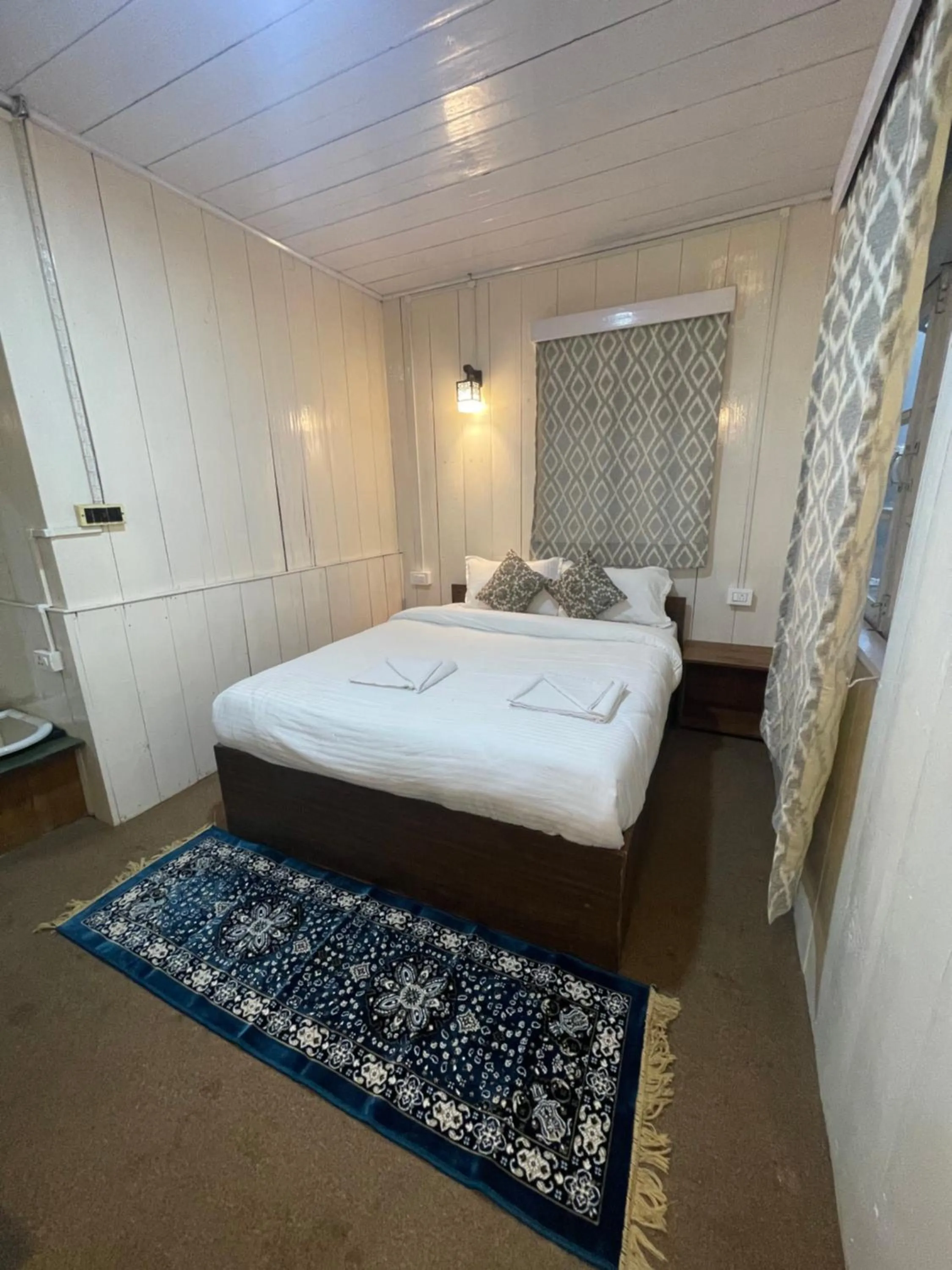 Bed in Apple Valley Cottages Lachung